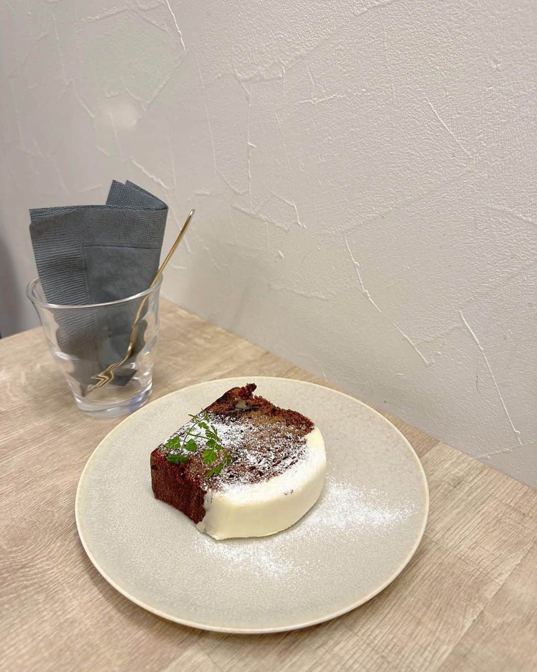 山根千佳のインスタグラム：「. . 米粉のグルテンフリーケーキ🐰🥕  小麦を摂るとお肌が荒れてしまうので 神経質にならない程度に ゆる〜くグルテンフリー継続中です。  コラムやブログなど文章を書いたり、 ラジオでお話しすることを考えたりする時は、 カフェにいることが多い…😌♡  本日は遅くまでお仕事の為、 ブログ更新が遅れる可能性が高いです！ . . #グルテンフリー #グルテンフリーカフェ  #グルテンフリースイーツ #グルテンフリー生活  #グルテンフリーおやつ #米粉スイーツ  #キャロットケーキ #米粉ケーキ #山根千佳」