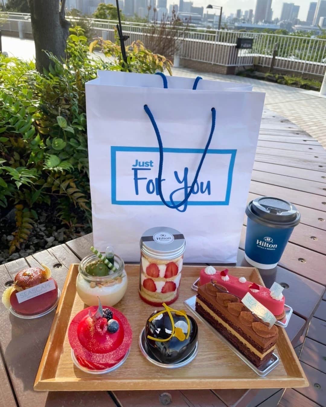 Hilton Tokyo Odaiba ヒルトン東京お台場さんのインスタグラム写真 - (Hilton Tokyo Odaiba ヒルトン東京お台場Instagram)「日中は暖かく、テラス席が心地よい季節になってきました☀️  天気の良い日には、テイクアウトショップ「シースケープ　スイーツ&コーヒー」の旬のフルーツをふんだんに使ったシェフ自慢のスイーツをテイクアウトして、外でピクニック気分を味わってみてはいかがでしょうか？🍰🍴  The warm and inviting terrace season has arrived, and the perfect place to bask in the sunshine is at our "Seascape Sweets & Coffee" takeout shop! ☀️ On a beautiful day, why not treat yourself to one of our chef's delectable desserts made with seasonal fruits, and enjoy a lovely picnic outside? 🍰🍴  Take in the breathtaking scenery while savoring the taste of our gourmet treats, and immerse yourself in the serene ambiance of our luxury establishment. Don't miss out on the chance to indulge in a moment of pure bliss at Seascape Sweets & Coffee!  #ヒルトン東京お台場 #hiltontokyoodaiba」5月16日 11時00分 - hilton_tokyo_odaiba