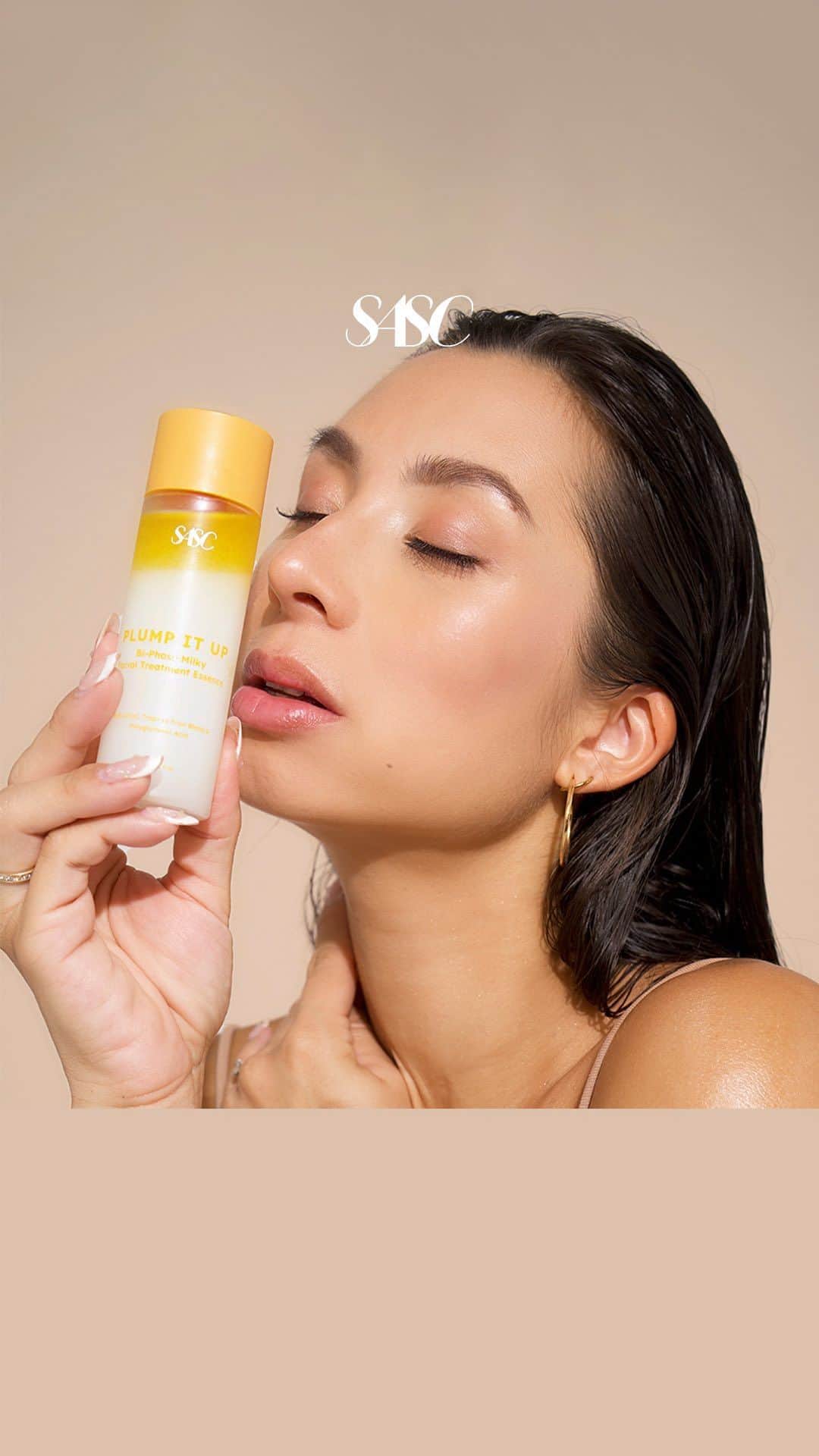 Jennifer Bachdimのインスタグラム：「My top tips for glowing & healthy skin!!!   • SLEEP try to get a good night rest for around 8h  • HYDRATION drink at least 2-3 liter per day  • SKINCARE take time for a skincare routine every morning and evening  • AVOID STRESS as much as you can 😂   . . Get your glow with @Sascofficial Smart Skincare. I’ve been using their products for almost a year now, and i would recommend you to try!  My favorite is the *PLUMP IT UP Bi-Phase Milky Essence*, the 1st Indonesian unique Bi-Phase formula combining Oil + Milky essence that is super hydrating, rich in antioxidant, anti-aging and smells amazing too!   Don’t forget to always take care of yourself and be surrounded by people that you love!   #OwnYourGlow #IamSASC #BeautyWithACause #SASCxJenniferBachdim #skincare #healthyskin #glowingskin」