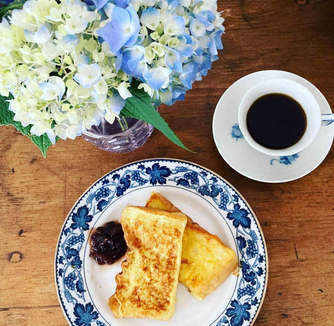 江藤あやさんのインスタグラム写真 - (江藤あやInstagram)「アンティークとあんことコーヒーが大好き💕  自分の機嫌は自分でとる。  朝目覚めて、丁寧に淹れた☕️を 好きなカップで飲む。  一番好きな時間✨  いつもありがとう💕  #アンティーク食器  #アンティーク好きな人と繋がりたい  #マンデリン #カフェやりたい #紫陽花 #おうちモーニング #コーヒー好きな人と繋がりたい」5月16日 11時02分 - ayayakko19