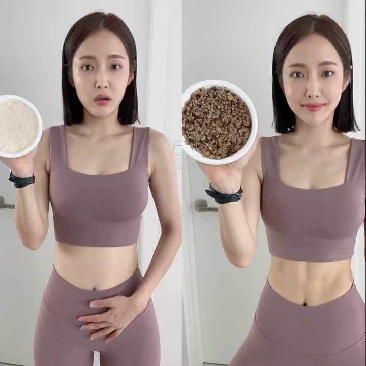 のインスタグラム：「다들 다욧 식단 어떻게들 하고 계셔요? 기본템들만 잘 준비해 두셔도 매일 식단 구성 때문에 고민 하실 일 없으실 거예요 :)🩵🩵  바니 식단 필수템! 울 동지들은 다들 아시죠?! 🤍귀리 곤약밥, 그리고 JMT 닭가슴살 핫도그🤍 다이어트 성수기인만큼 식단 열심히 하시라고 이번 주 일정으로 딱 데려왔습니다🙆🏻‍♀️💜  🍚곤약밥은 말해 뭐해.. 식단 구성 기본 중의 기본! 갓 지은 밥처럼 찰지고 촉촉하고 고소한데요? (정말 맨밥만 먹어도 맛있어요..) 같은 용량 백미밥과 비교했을 때 칼로리, 탄수화물 함량은 30%나 낮답니다👀  다이어트 할 땐 에너지 공급을 위해 적당량의 탄수화물도 꼬옥 섭취해줘야 하는데 요 곤약밥은 곤약쌀, 귀리, 렌틸콩, 현미 가득 착한 탄수화물에 한 끼 식사에 딱 알맞은 양이라 다욧템으로 최고에요👍🏻  🌭닭가슴살 핫도그는 사실 이번 달 일정에 없었는데.. 문의 주시는 분들이 너무나 많아 어렵게 잡아왔어요😂  저는 바니핫도그 살 때, 냉동실이 허락하는 한 최대한 많이 꽉꽉 쟁여놓거든요🙂 식단이 맛 없으면 바로 포기하게 되는데 요건 진짜 에프에 구워먹으면 다욧 생각 안 날 정도로 기가 막히게 맛나요..👍🏻👍🏻 100% 닭가슴살 소시지에 빵에는 현미, 귀리가 함유 되어있답니다 :D 핫도그 하나에 단백질이 10g이나 들어있고 한 개만 먹어도 포만감이 들어서 든든한 한 끼 대용으로도 좋아요❤  올 여름을 위한 다이어트 식단은 맛있는 곤약밥과 핫도그와 함께 꼭 성공해보자구용💪🏻 이번 주 목요일 오픈이니 조금만 기다려주세요😍」