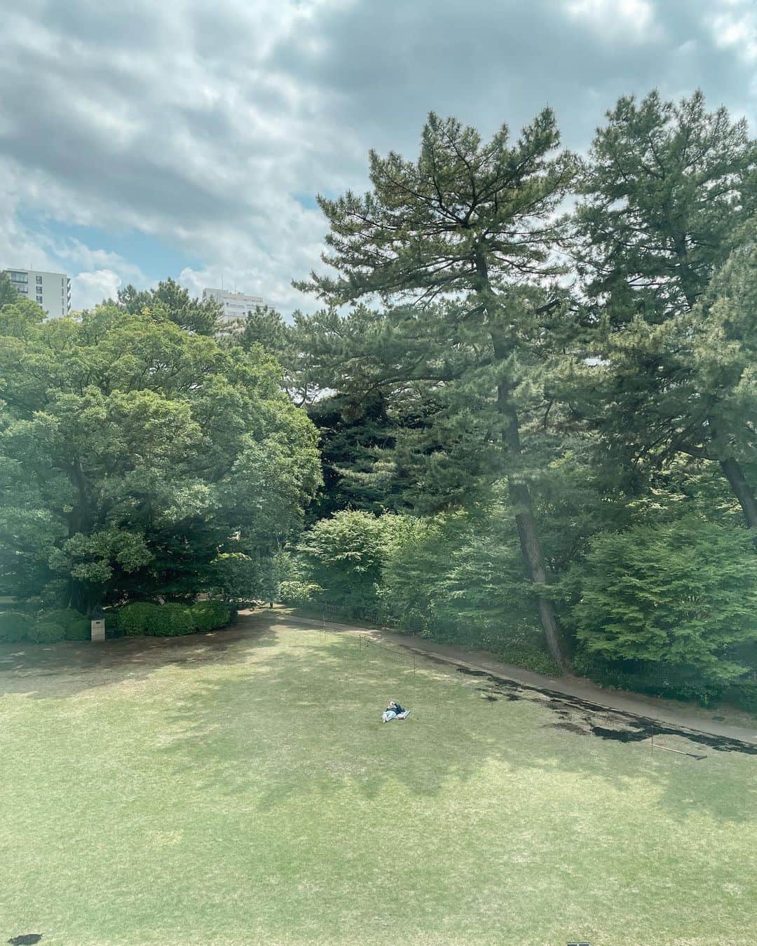 藤崎奈々子さんのインスタグラム写真 - (藤崎奈々子Instagram)「白金台の庭園美術館 @teienartmuseum  邸宅の記憶展に両親と遊びに行きました ・ 東京都庭園美術館は、1933年に朝香宮家の本邸として竣工した建物を美術館として活用しています この建物は、1920年代から30年代にかけて欧米を中心に世界中で流行したアール・デコ建築が日本で花開いた事例を、良好な状態で今日に伝えるものとして国内外から高く評価され、現在では重要文化財に指定されています 2023年は開館40周年という節目を迎え、今回はこの邸宅の主であった朝香宮家の人々に焦点を当て、宮邸時代の家具や調度を用いた邸宅空間の再現展示に加え、かつてこの空間を往来した人々が残した写真や映像資料、工芸品、調度品、衣装などによって、当時の生活の一端をご紹介しています ・ とにかく朝香宮家の邸宅がセンス良く贅沢に作られていることに感動しました ステンドグラスやタイルにしても一つ一つ説明があって、こんなにも贅沢にお家を建てられるなんて夢のよう！ もし私がここに住んだら…と妄想してたどり着いた図が一枚目の読書 何コレ？ 豪華さも優雅さも伝わらない、薄ら笑いを浮かべる事しかできない庶民なのでした（笑） ・ お庭も広くてのんびりできるし、優雅な気分になれる邸宅記憶展 気持ちいい季節でおススメです ・  #東京旅　#東京旅行　#東京旅遊 #旅行好き女子 #旅行好き　#大人旅　#小旅行 #女子旅　#カメラ旅　#国内旅行　#関東旅行 #東京都庭園美術館 #邸宅の記憶展  #tokyocity #tokyotrip  #daytrip  #littletrip #trippics」5月16日 11時14分 - nanakofujisaki