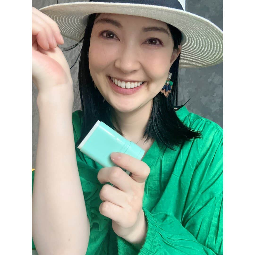 永末まゆさんのインスタグラム写真 - (永末まゆInstagram)「ステックタイプの日焼け止め、めちゃくちゃ探していてやっと辿り着けましたー🥺⛱️  子どもと一緒に使えて、石けんで落とせるタイプ💕 (一瞬に使えると、荷物が少なくて済むー！！うっかり忘れも防げる🥺⛱️)  外出先でささっと塗るとき、ステックタイプが本当に便利✨  私はお家で液体タイプを塗り、ステックは塗り直し用にしています。  天然アロマ配合で、保湿力も高いのもポイント🌻  可愛いグリーンのパッケージとは裏腹に、「SPF50＋＋＋＋」の実力派です✨  ・ ・ ・  #マザーアンドドーター #敏感肌スキンケア # 敏感肌コスメ #日焼け止め #紫外線対策 #UV スティック #子どもと一緒に #美白になりたい  #日焼け止めスティック # おすすめ日焼け止め # 持ち歩き用 #アウトドア #monipla #2wayworld_fan」5月16日 11時17分 - nagasuemayu