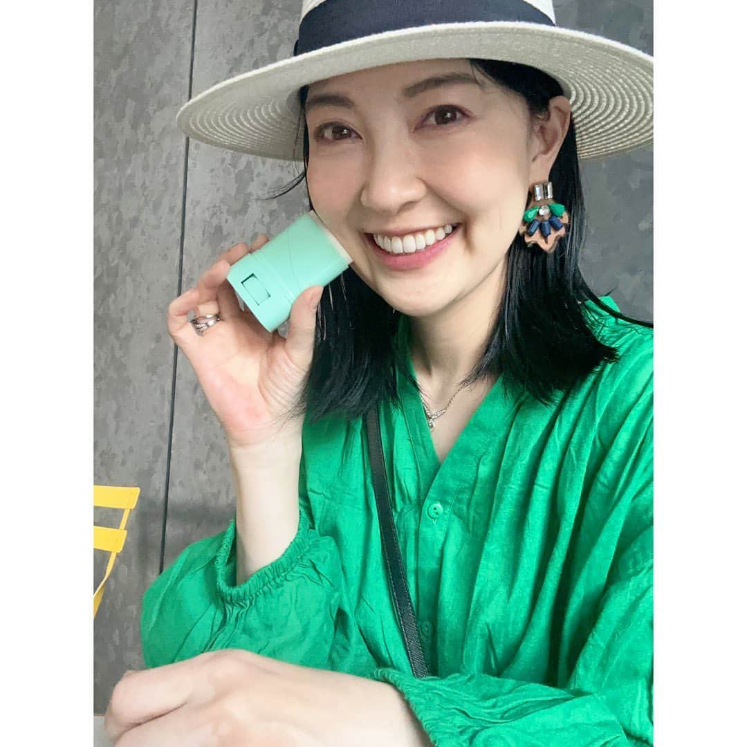 永末まゆさんのインスタグラム写真 - (永末まゆInstagram)「ステックタイプの日焼け止め、めちゃくちゃ探していてやっと辿り着けましたー🥺⛱️  子どもと一緒に使えて、石けんで落とせるタイプ💕 (一瞬に使えると、荷物が少なくて済むー！！うっかり忘れも防げる🥺⛱️)  外出先でささっと塗るとき、ステックタイプが本当に便利✨  私はお家で液体タイプを塗り、ステックは塗り直し用にしています。  天然アロマ配合で、保湿力も高いのもポイント🌻  可愛いグリーンのパッケージとは裏腹に、「SPF50＋＋＋＋」の実力派です✨  ・ ・ ・  #マザーアンドドーター #敏感肌スキンケア # 敏感肌コスメ #日焼け止め #紫外線対策 #UV スティック #子どもと一緒に #美白になりたい  #日焼け止めスティック # おすすめ日焼け止め # 持ち歩き用 #アウトドア #monipla #2wayworld_fan」5月16日 11時17分 - nagasuemayu