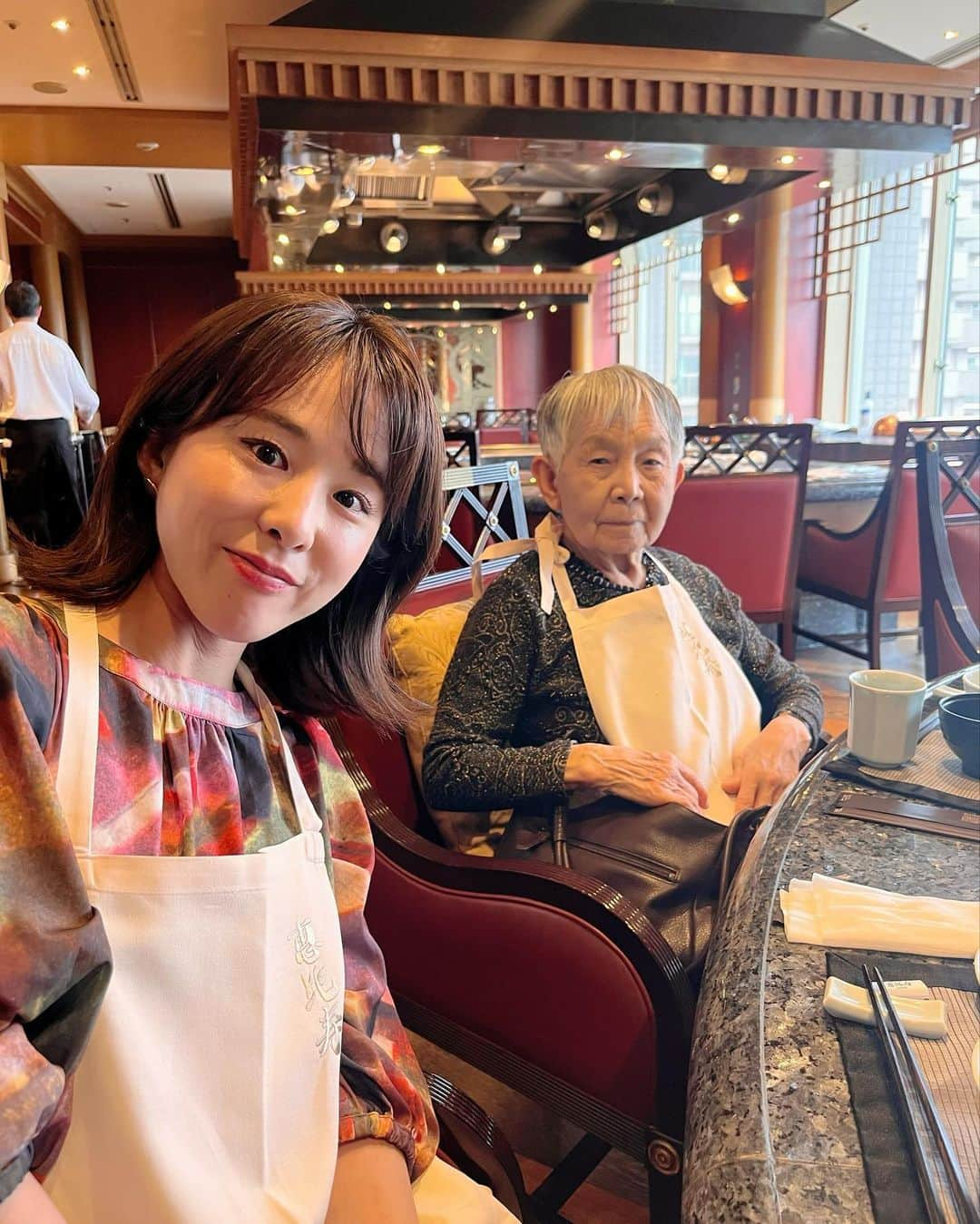 阿部真澄のインスタグラム：「.  91歳の祖母と恵比寿へランチへ🍴 コロナ禍で行こう行こうと言いながら3年ご越しのおでかけです  ステーキをぺろっと食べる姿を見て元気の秘訣はお肉を食べることだなぁと実感しました  #おばあちゃん #鉄板焼き恵比寿」