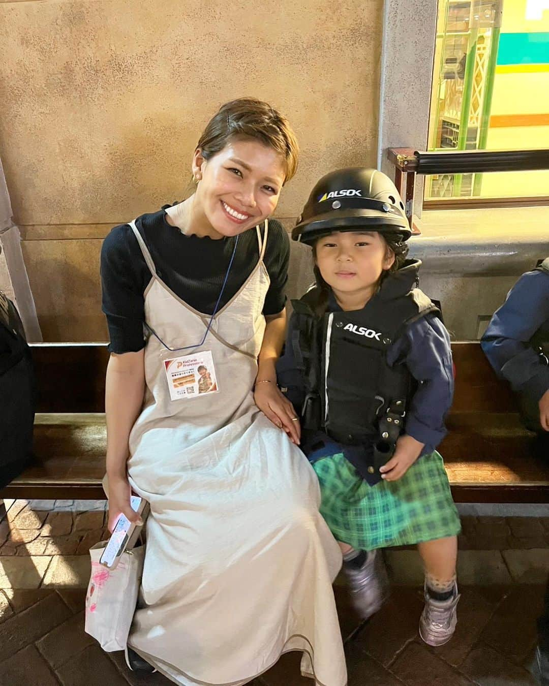 クロさんのインスタグラム写真 - (クロInstagram)「昨日は、子どもの楽園キッザニアへいってきました〜！ さっちゃん二回目でしたぁ〜  詳しくはブログに書いていきます。 いやぁ最高だったなぁー！！！！ 写真は二人がイイ表情してるってなっかなかないよねぇーの図です🙏🏽  さっちゃんの小さな小さな敬礼の手（これでも大きくなった）可愛すぎます、、、🫶🏽🫶🏽🫶🏽  アルソック〜！！！！ アルソックの訓練まじすごくてビビった！！！  #ちびクロdiary #キッザニア #職業体験 #alsok #アルソック #母娘 #親子」5月16日 11時26分 - kuro_risa