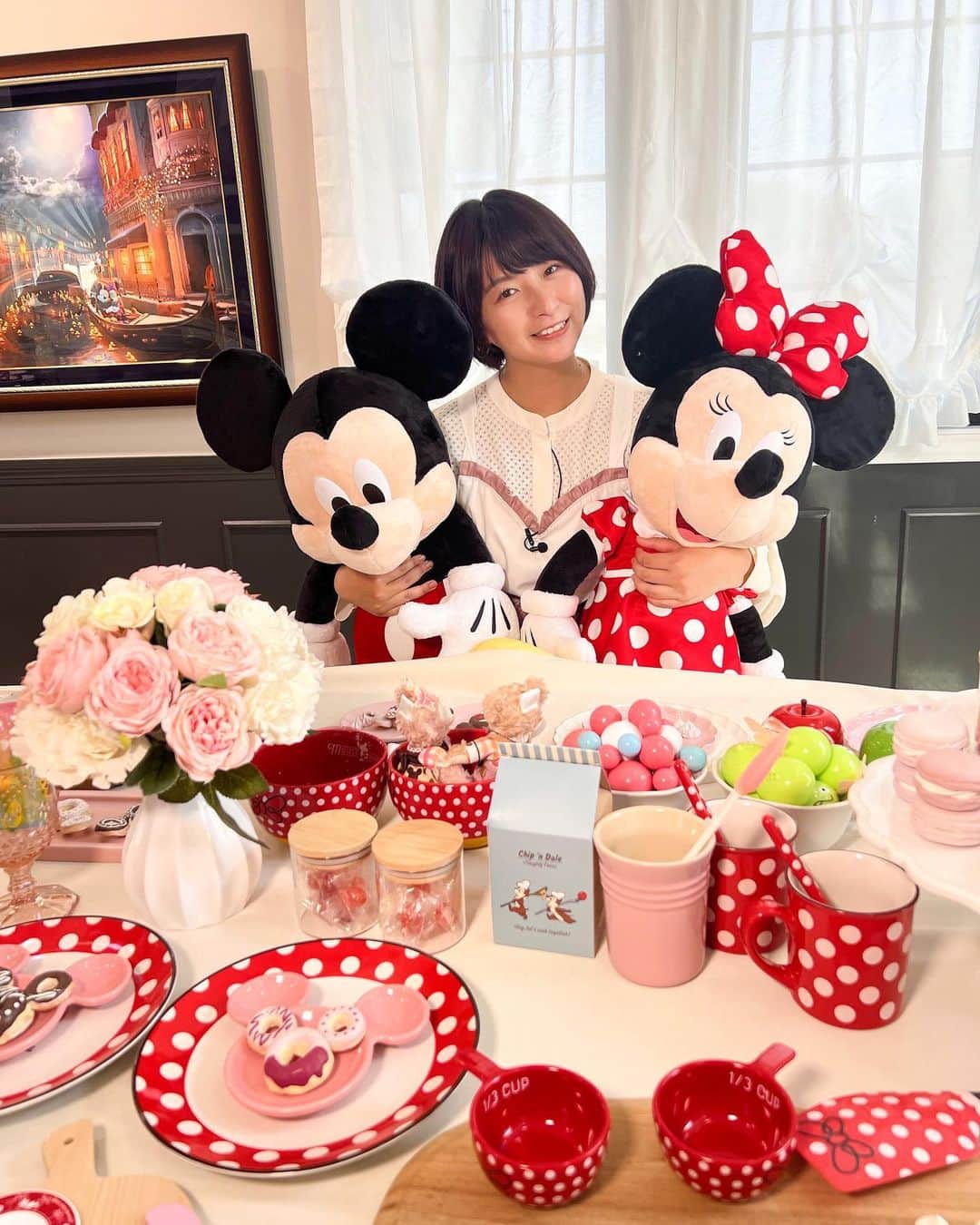 のインスタグラム：「先週の木曜日、 liveニュース和歌山に出演させて頂きました！  オリジナルエプロンや岩出市民なら分かる椅子ポケットの製作もされつつ！  なんとお料理教室もされていて、 レンタルキッチンやハウススタジオとしてもご利用できる kitchen&style studio bowさんから生中継🎤  オーダーメイドのエプロンはこだわりがすごくとても可愛らしくて着ると幸せになるというか、お料理頑張っちゃおう！な気持ちになった🥰  スタジオも瀬藤さんの大好きな夢の国をイメージされていてどの部分を切り取ってもとにかく可愛くてずっと癒されるの巻。顔が幸せそう。笑  アシスタントとして娘さんのみなみちゃんも駆けつけてくれて一緒に料理教室の体験をさせていただきました🍩💓  これから男性限定クッキングがあったり、kidsクッキングもあったり（親子もあるよ！）、食を学べる機会もあったりと充実っぷりが凄いのです‼️  気になった方は @k.s_studio_bow さんでチェックしてみてください🙇‍♂️  瀬藤さん有難うございました♪ エプロン可愛かったー😭💓  今日はliveニュース泉州！ どこから生中継かな〜🌹🥰🌹  #liveニュース和歌山 #jcom #和歌山 #岩出市 #オーダーメイドエプロン #料理教室 #disney」