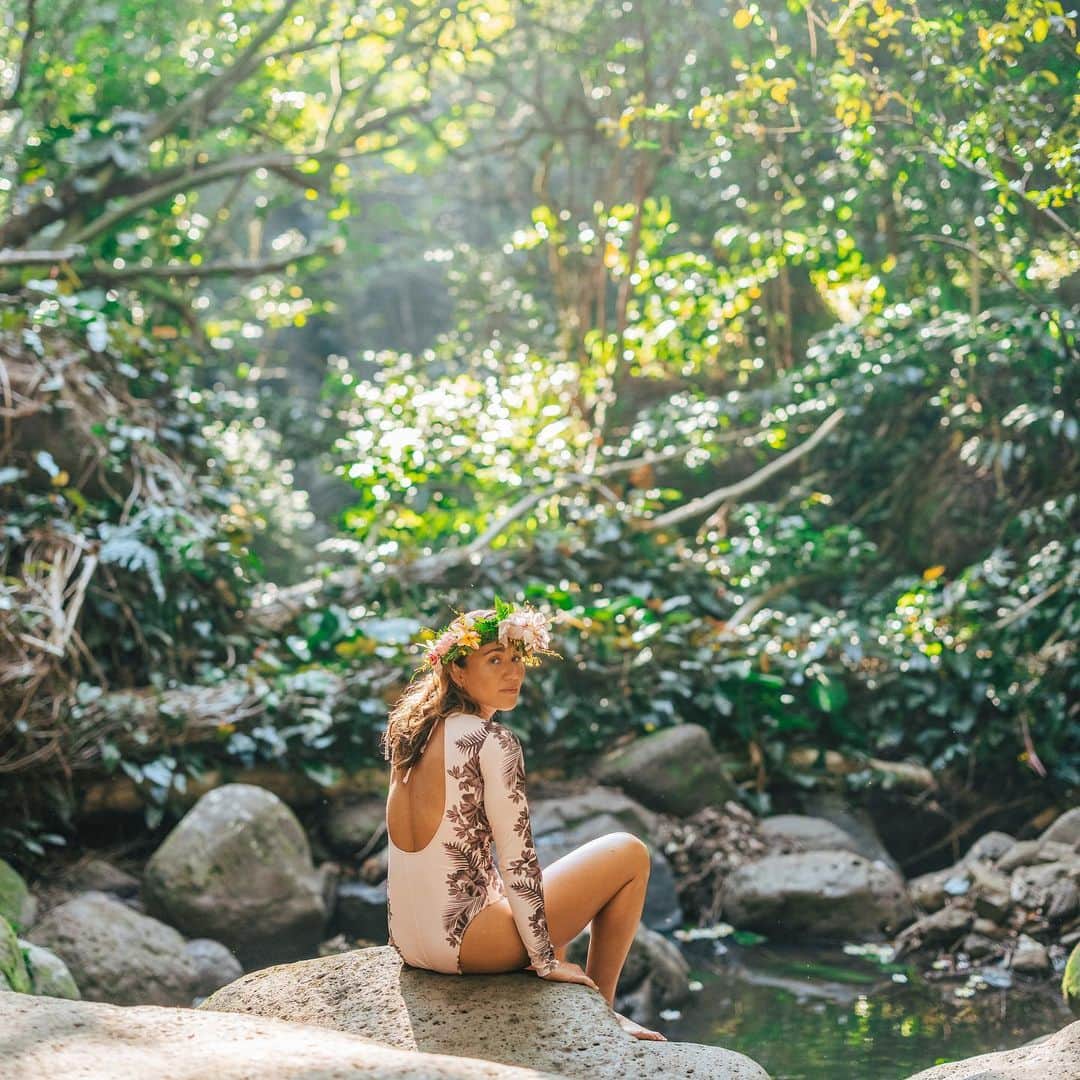 カリッサ・ムーアのインスタグラム：「Welcome to my backyard 🌺 I spy Tuffy 🥰  @hurleywomen X @moorealoha X @alohademele 2023」
