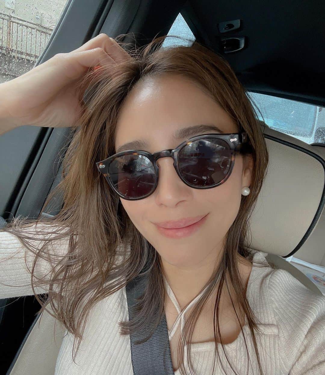 大桑マイミのインスタグラム：「今日雨だと思ってたのに晴れてなにより。嬉しい☝️🤍 車の中で見る鏡が嫌いなんですが、嫌いな鏡で感じたことがあって〜 小さなことなんだけど モヤモヤ肝斑が薄くなってきたーーーーー！✨ それが嬉しくて継続だな。と実感。  @christinaginza クリニック　のシミケアのおかげ🤲❣️ しかもシミによってか、一週間に一度レーザーをあてることができるからモチベーションのkeepができて　続けられる！✨　しっかり日焼け対策すれば今からでも大丈夫🤍 頑張って追い出してまーす。手間をかけるとその分結果として返ってきます。 いなくなれいなくなれいなくなれ〜  呪文大事🤔」