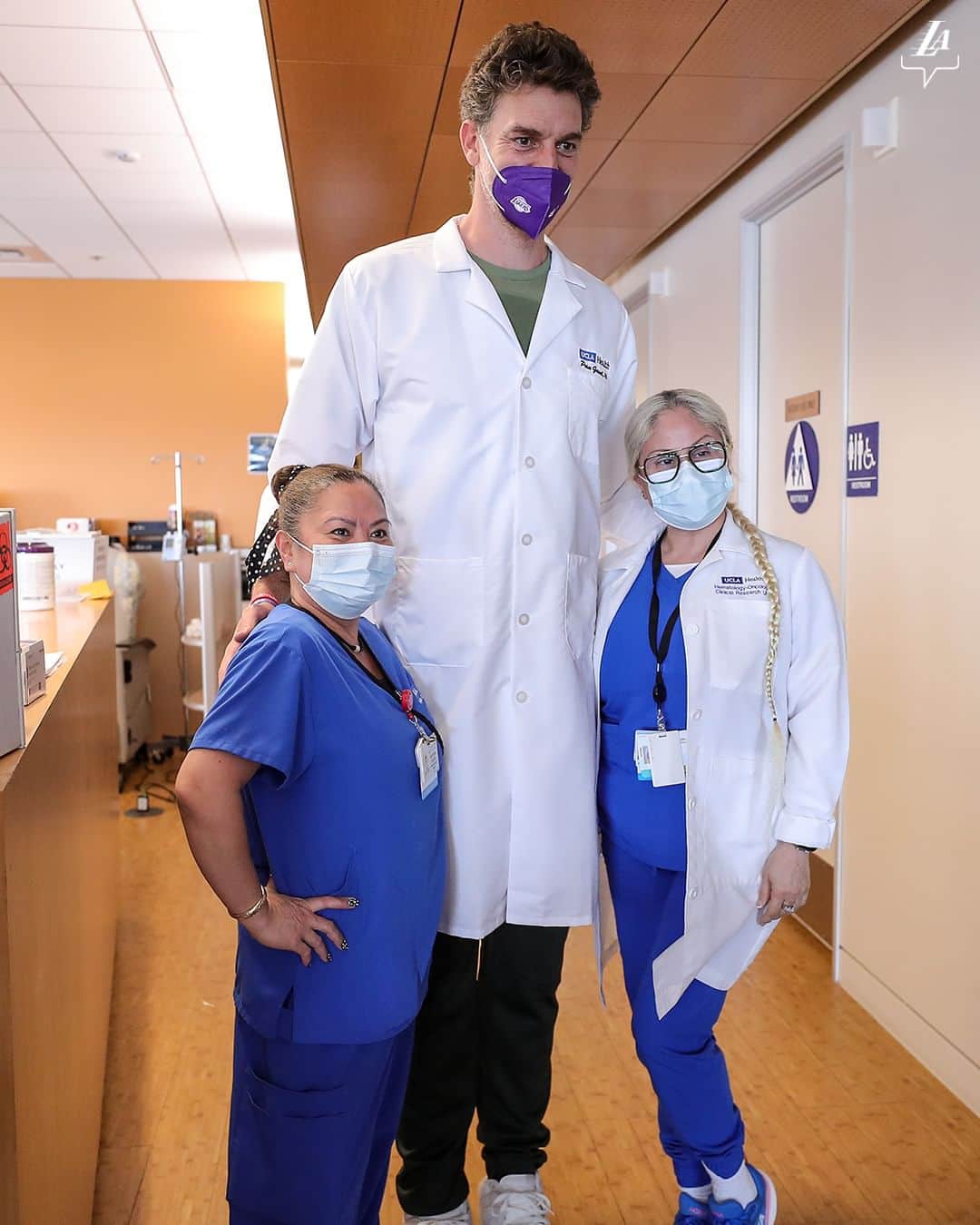 Los Angeles Lakersさんのインスタグラム写真 - (Los Angeles LakersInstagram)「"Dr." Pau has always supported and continues to make a positive impact visiting kids, families, and health care providers 💜  @uclahealth x #GasolFoundationUSA」5月16日 11時35分 - lakers