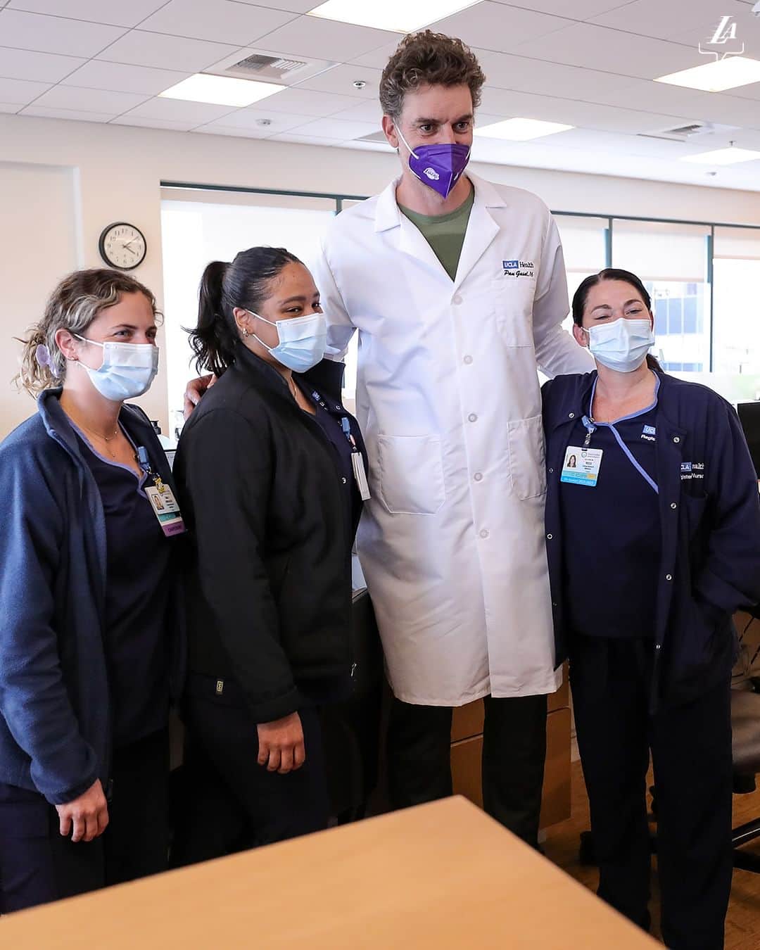 Los Angeles Lakersさんのインスタグラム写真 - (Los Angeles LakersInstagram)「"Dr." Pau has always supported and continues to make a positive impact visiting kids, families, and health care providers 💜  @uclahealth x #GasolFoundationUSA」5月16日 11時35分 - lakers