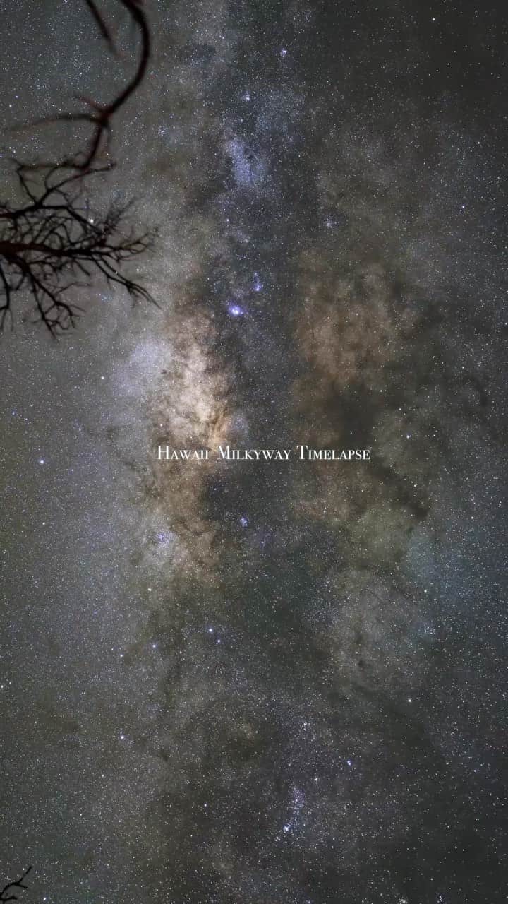 Ryoyaのインスタグラム：「📍Maunakea, Hawaii  It had been a while since I last captured the Milky Way in a time-lapse, but I managed to do it successfully this time😂  Camera lend by Sony Marketing Inc. Thank you Sony✨  #a7rv #sony #sonyalpha #sel2470gm #milkyway #polarieu #vixen #timelapse #天の川 #タイムラプス」