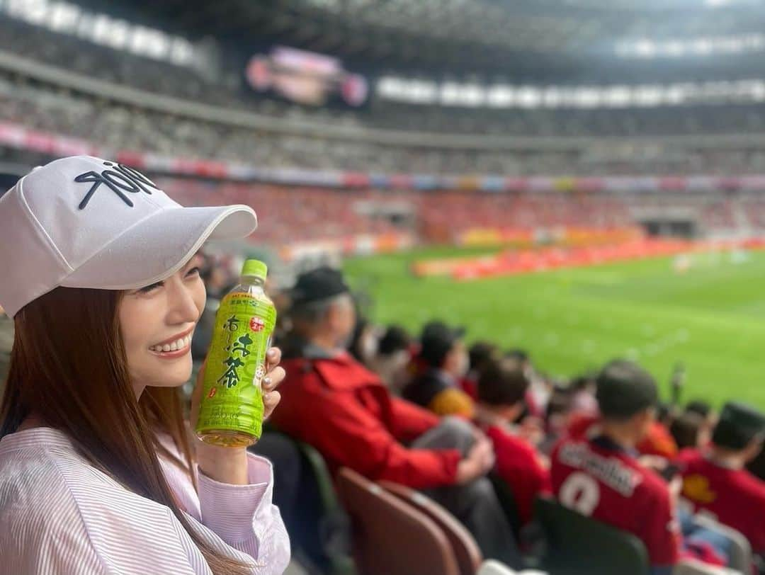 栗原里奈さんのインスタグラム写真 - (栗原里奈Instagram)「✴︎ 先日久しぶりのスポーツ観戦⚽️！！！ 会場の熱気さいっこーでした！🔥  またいろいろ観に行きたいなあ、スポーツ素晴らしい！！！  高まりました🥺  #サッカー#観戦#スポーツ#実は運動するの大好き#でも出不精#運動不足#観るのも好き#休日#off#dayoff#soccer#sport」5月16日 17時06分 - rina__kurihara