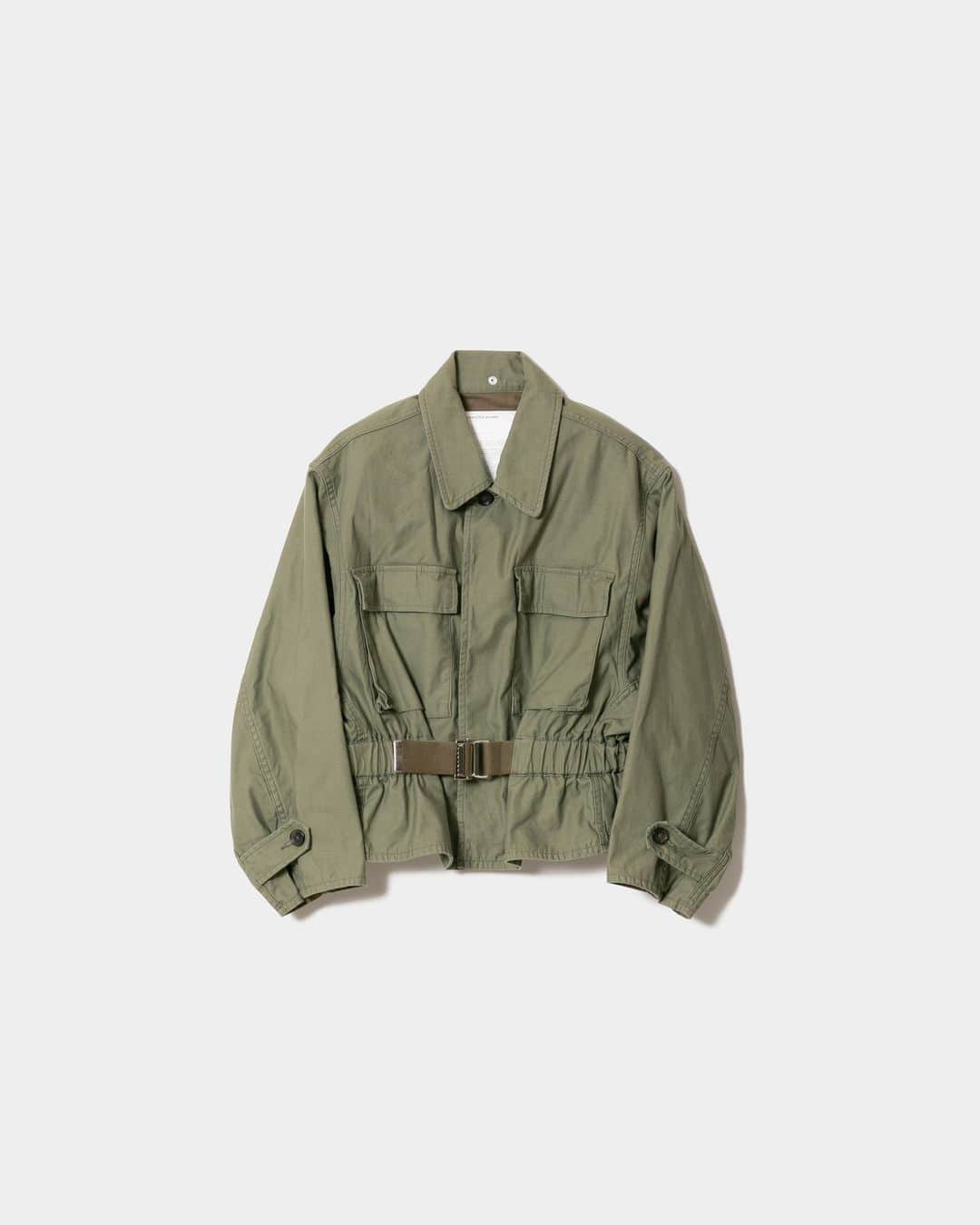 のインスタグラム：「#preorder⁠ Summer 2023 Collection ⁠ Side-C Vol.9 "A NEW WAY OF CONNECTING"⁠ ⁠ DOUBLE-END military Collection pieces are now available for pre-order. 10 June Launch online and in stores. ⁠ ⁠ ⁠ Summer 2023 Collectionテーマを象徴するショーピースが入荷します。上下反転で着用が可能なパターン設計”DOUBLE-END”を活かしたアイテムは、普遍的なミリタリーアイテムを逆さまに着用すると、つながりや調和を象徴するドレスアイテムに変化します。⁠ ⁠ 5/16（火）オンラインストアにて予約開始。⁠ 6/10（土）直営全店発売予定。⁠ ⁠ ⁠ □ double-end military cloth belted blouson⁠ color : olive⁠ 1940年代の第二次世界大戦中に主に支給されていたウエストベルトが特徴的なアメリカ陸軍山岳部隊のジャケットから着想を得たジャケット。上下反転して着用することで、ウエストベルトが衿元となるギャザー衿のフリルブルゾンに変化します。ベルトの絞り方でギャザー分量を変化することが可能です。⁠ ⁠ Jacket inspired by the US Army Mountaineer jackets with distinctive waistbelts, which were mainly issued during World War II in the 1940s. ⁠ When worn upside down, it changes into a frilled blouson with a gathered collar where the waist belt becomes the collar. The amount of gather can be changed by the way the belt is drawn. ⁠ ⁠ ___⁠ ⁠ ⁠【beautiful people 直営店舗⁠】⁠⁠⁠⁠ ⁠ ■Online store⁠ www.beautiful-people.jp⁠ ⁠ ■Global Online store⁠ www.beautiful-people-creations-tokyo.com⁠ ⁠ ■ 青山店⁠⁠⁠⁠ 東京都港区南青山3-16-6⁠⁠⁠⁠ ⁠⁠⁠⁠ ■ 新宿伊勢丹店（ @restyle_tokyo_isetanmitsukoshi ）⁠⁠⁠⁠ 東京都新宿区新宿3-14-1 伊勢丹新宿店本館2階⁠⁠⁠⁠ TOKYOクローゼット/リ・スタイルTOKYO⁠⁠⁠⁠ ※三越伊勢丹リモートショッピングアプリからもお問い合わせ可⁠ ⁠⁠⁠⁠ ■ 渋谷PARCO店（ @parco_shibuya_official ）⁠⁠⁠⁠ 東京都渋谷区宇田川町15-1 渋谷パルコ 2F⁠⁠⁠⁠ ⁠⁠⁠⁠⁠⁠⁠⁠※メンズ対応サイズ展開中⁠ ⁠ ■ ジェイアール名古屋タカシマヤ店（@style_and_edit_nagoya ）⁠⁠⁠⁠ 愛知県名古屋市中村区名駅1丁目1番4号 ジェイアール名古屋タカシマヤ4階　モード＆トレンド「スタイル＆エディット」⁠⁠⁠⁠ ⁠⁠⁠⁠ ■⁠阪急うめだ店⁠⁠ (@hankyumode )⁠⁠⁠ 大阪府大阪市北区角田町8番7号 阪急うめだ本店 3階　モード⁠⁠⁠⁠ ⁠ ___⁠ ⁠ #beautifulpeople⁠⁠⁠ #ビューティフルピープル⁠⁠⁠ #creationstokyo⁠ #23ss #23summer⁠ #SideC ⁠ #ANEWWAYOFCONNECTING⁠ #DOUBLEEND⁠ #ダブルエンド⁠ #military #army #2way」