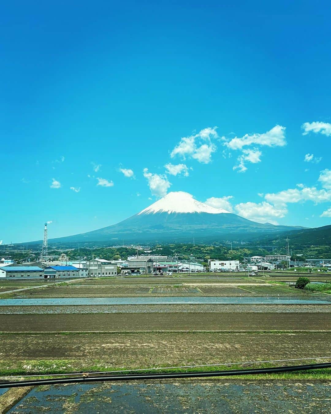 のインスタグラム：「お久しブリリアントグリ〜ン 💚💙💚  #富士山 #ザブリリアントグリーン」