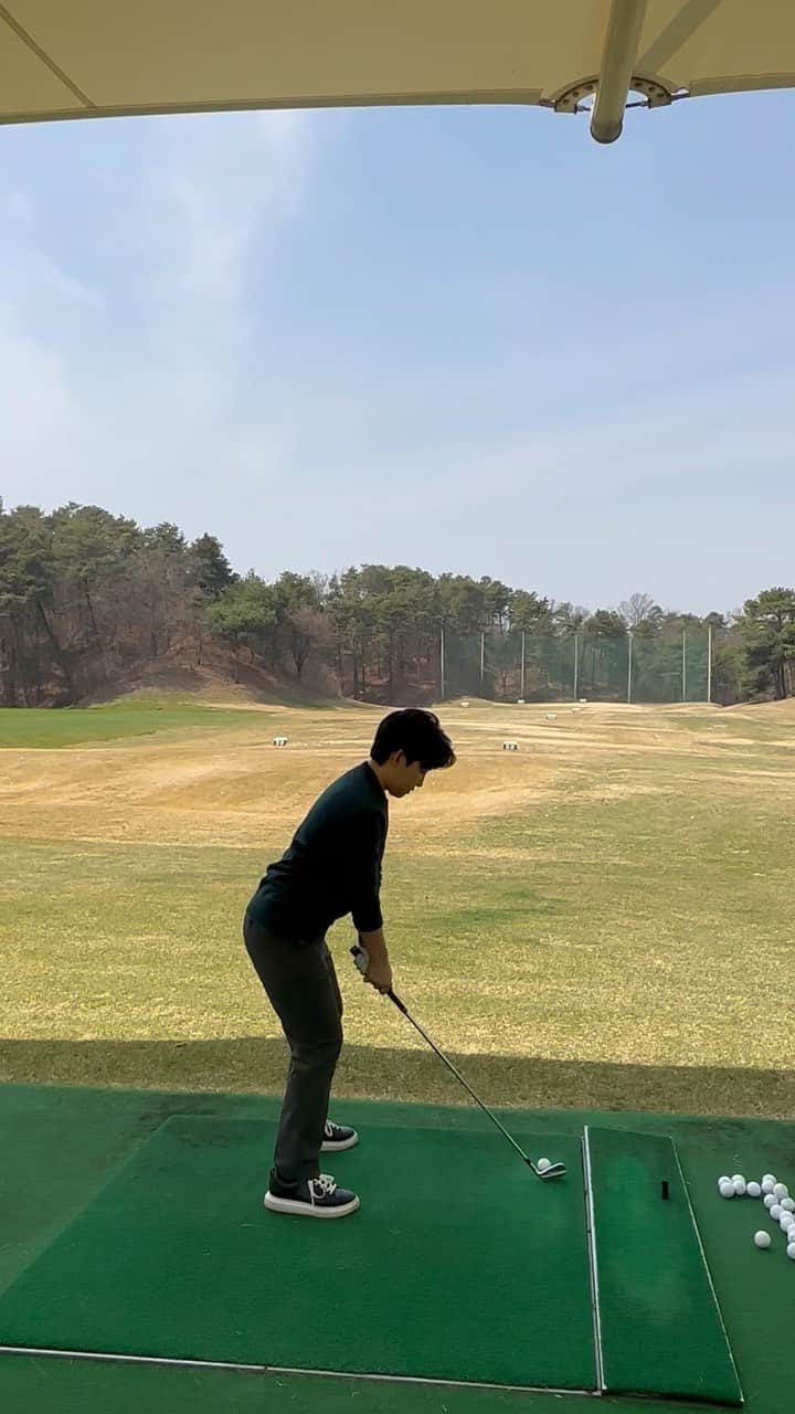 ペ・ヒギョンのインスタグラム：「이천가서 또 연습하고싶다🏌️‍♂️ #골프연습 #가끔생각나는연습  #사우스스프링스cc #캘러웨이퍼포먼스센터  - - - - - - - - #골프 #골프스윙 #골프자세 #골프일기 #주니어선수레슨 #입문자레슨 #골린이 #골프스윙교정 #골프자세교정 #장타자 #숏게임연습 #숏게임레슨 #필드레슨 #라운딩레슨 #1:1레슨 #스윙교정 #골프레슨 #더프라자 #서울레슨 #강남레슨 #golf #ゴルフ #투어프로 #배희경프로」