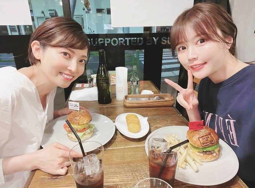 福田ゆみさんのインスタグラム写真 - (福田ゆみInstagram)「ラ・ブランシュ同僚の 小日向ゆかちゃんとハンバーガー食べに行った時の✨ ここのハンバーガーめちゃくちゃ美味しかったな😋 本日 王様に捧ぐ薬指　５話　22時 お楽しみに✨ paravi 女王様に捧ぐ薬指 も３話配信 皆んなの違った一面が楽しめます。🎵  #ドラマ #王様に捧ぐ薬指  #橋本環奈  #山田涼介 #小日向ゆか #女王様に捧ぐ薬指 #長尾謙杜  #若月佑美  #paravi  #tbs #福田ユミ」5月16日 11時42分 - yumifukuda0511