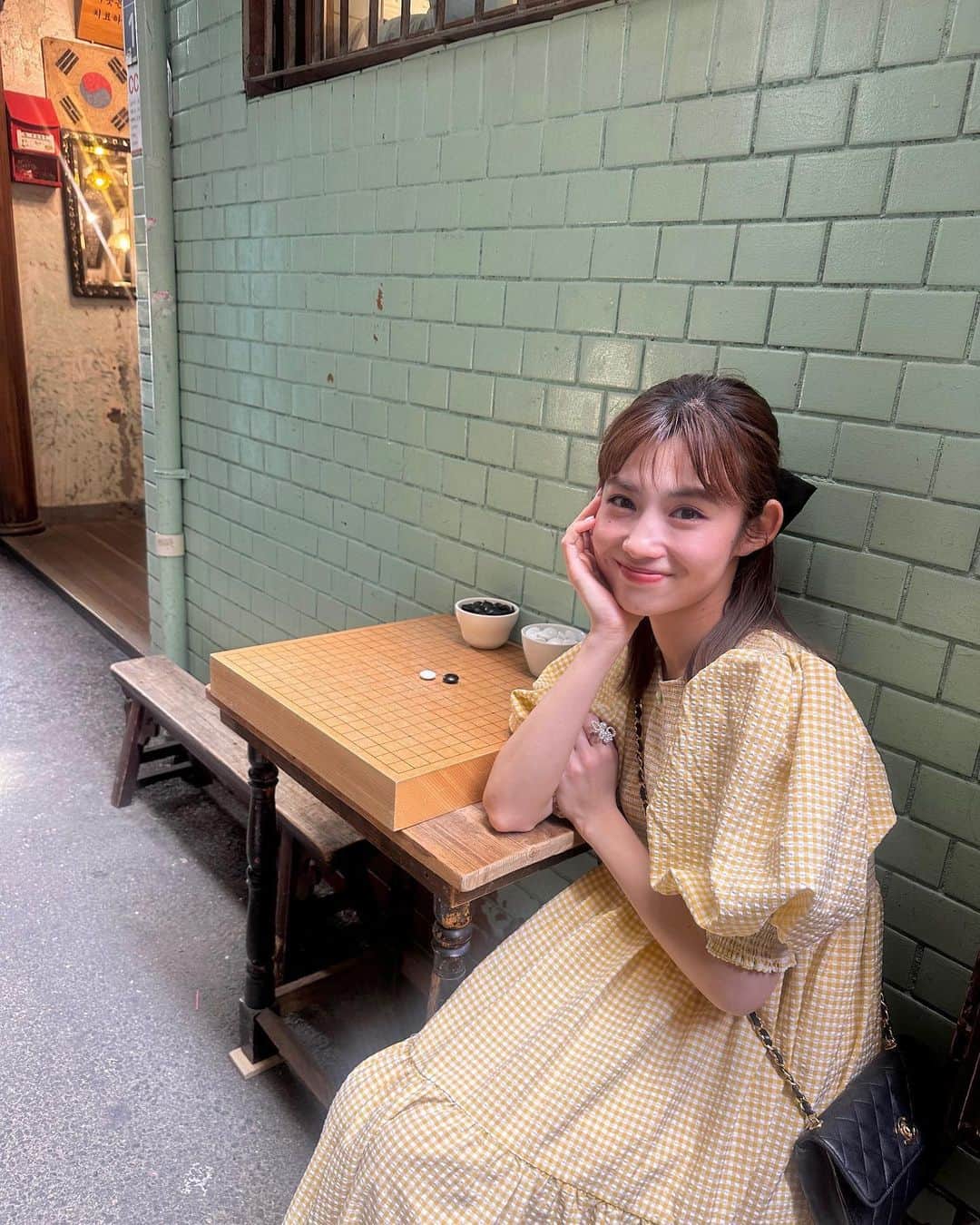 のインスタグラム：「Korea🇰🇷cafe🫰🏻  ❣️커피한약방・혜민당 コーヒー韓薬房、路地裏のこんな細い道に  少し先に行ったら…  ❣️cafe n tee ここのスコーン美味しすぎて、ザクザクでボロボロになりながら食べる😂好みのスコーンやった🥰🥰🥰　 日本に買って帰ったぐらい😂 本がたくさん並んじょって、凄く広いカフェ！！！  ❣️ FourB Basic  一つが大きい！！！ベーグル シェアして食べる韓国の文化だからかな？全て大きい😳他のカフェでも、ケーキめちゃ大きいし、人数分の🍴くれる！！  ❣️ オミジャチャ（五味子茶) その日の体調によって味が違うの！ 甘み・酸味・苦み・辛み・塩味の5つの味 だから人によっ感じ方も違うくて… 初めて飲んだ時は、酸っぱい！え、苦い？！ん？甘ぞ？？なんなんだ？？と笑 身体にいいんだろうな〜って感じの味！！調べたら… ビタミンCやビタミンEも豊富で体内の酸化防止（老化防止）や美肌効果もあるんだって😳だから、買って帰りました😆ちょろぃ😆 毎日夜飲んでる！！笑 もう好きになってる笑  #韓国　#korea #韓国旅行　#明洞　#여행　#카페　#한국　#한국여행　#카페투어 #명동　#명동카페 #커피한약방」