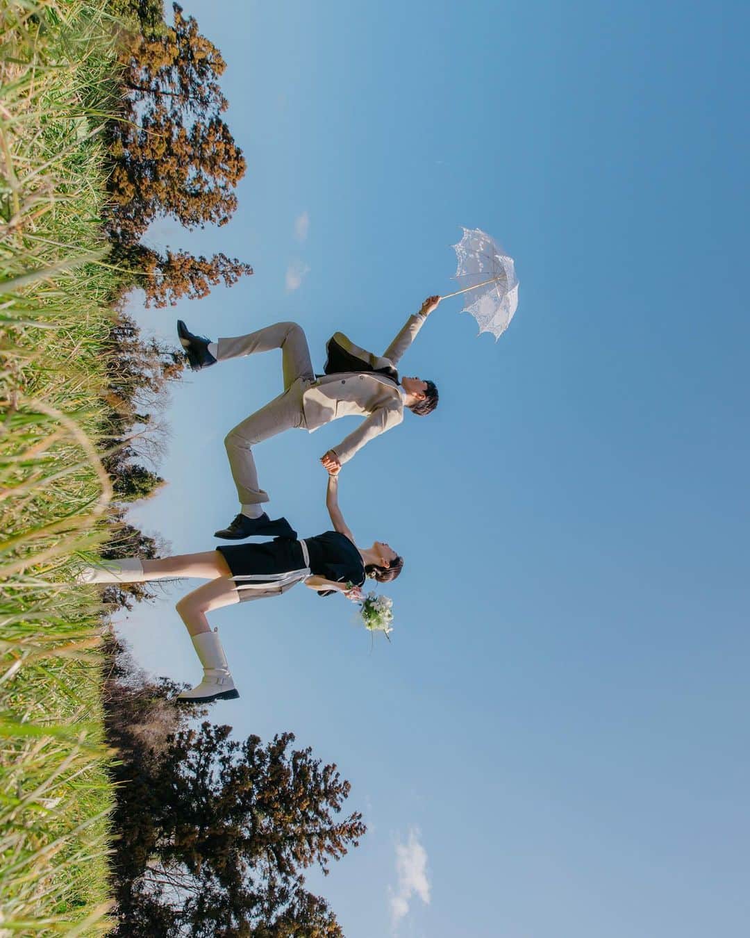에테르 etherさんのインスタグラム写真 - (에테르 etherInstagram)「시그니처 점프로 시작하는 오후🤍 멋진 신랑님들 넘 많아서  대충 보이는로 골라올리는게 이정도🫧  / #에테르의바다 #제주스냅 #제주도웨딩스냅  #점프샷 #시그니처포즈 #제주웨딩촬영 #결혼사진」5月16日 11時57分 - your.ether