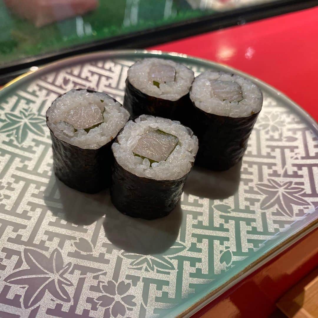 岩村菜々美さんのインスタグラム写真 - (岩村菜々美Instagram)「#長崎空港 #空港のお寿司屋さん 侮るなかれ。 長崎空港のお寿司屋さん、やばい！ 魚はぷりっぷりのぶりんぶりんやし これ東京で食べたらいくらすんのw ってくらいのクオリティのものが 4000円くらいで食べられます。 多分東京では1万超える 全部で1万5000円くらいかなーって思ったら9000円以内で食べられた！ 一人前ならもっと安い！」5月16日 11時53分 - nanami1120