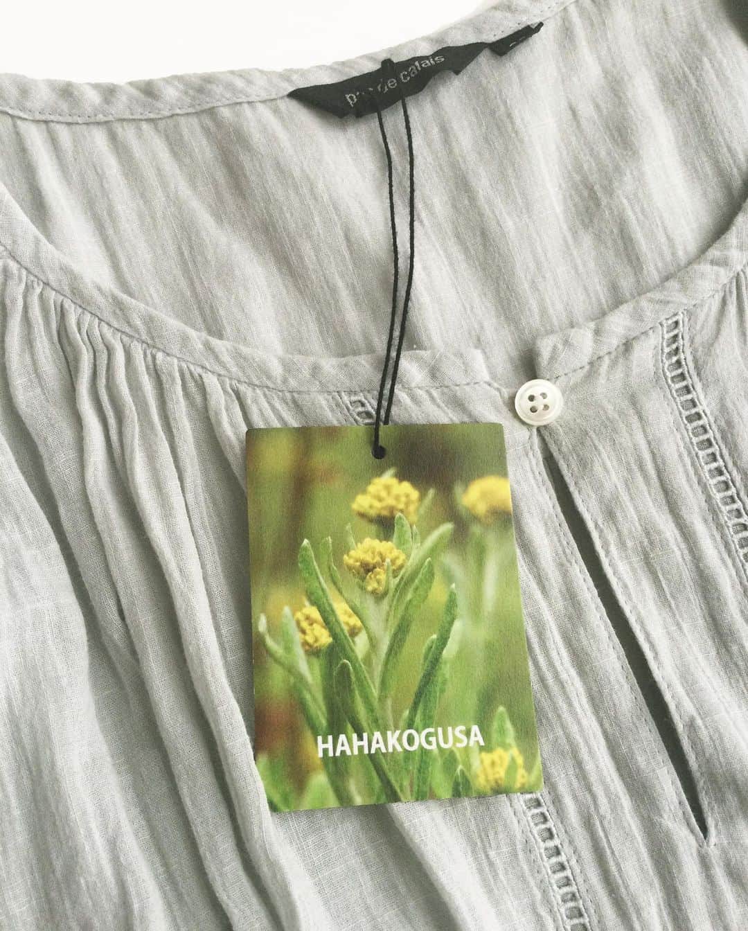 のインスタグラム：「•  pas de calais  ハハコグサ染め Hahakogusa Dyeing  ☝︎ @pasdecalais_story   フロント部分にハシゴレースをあしらったギャザーブラウス。 パドカレらしい染めと素材のブラウスです。  •Blouse (No.6403) Yellow, White, Grey 28,600yen Cotton85% Linen15%  All Colors Hahakogusa Dyeing   ※Online Store 5/17(水)18:00〜発売  ● W POINT FAIR！ 5/17(水)〜28日(日)  #pasdecalais  #pasdecalais_offical_jp  #パドカレ #ハハコグサ染め  #hahakogusa #dyed  #naturaldye  #パドカレの染め」