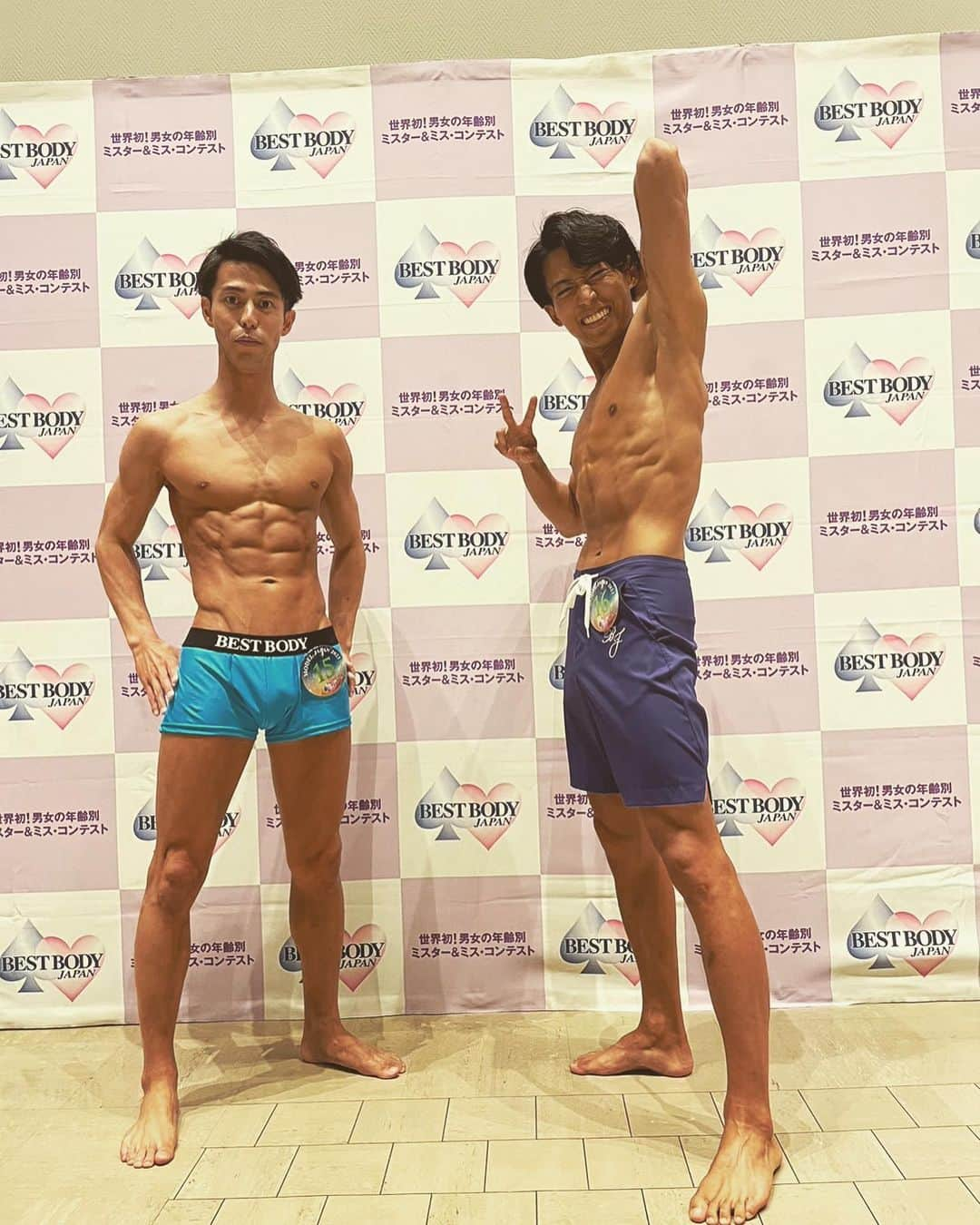 けすさんのインスタグラム写真 - (けすInstagram)「5/13 ベストボディジャパン岡山大会モデルジャパン部門  予選敗退しました  今までにない程の応援と期待をしてもらってたのにも関わらず、不甲斐ない結果で本当にごめんなさい  情けない話ですが、丸3日間実家で塞ぎ込んでました  正直これ以上何を頑張ればよかったのかが分からず、もう一度何かに挑戦するということ自体が怖くて外に出れない中僕は  ・ハンバーガー ・ドーナツ ・中華 ・ワッフル ・ラーメン ・シュークリーム ・焼肉 ・チーズケーキ ・しゃぶしゃぶ ・お好み焼き  など、甘いものしょっぱいものを自分でもドン引きする程エンドレスに食べ続け、常に満腹状態で過ごした結果、肉体的にも精神的にも無事回復することが出来ました ほんと美味しいものは偉大です ちなみに7.5kg太りました✌️  冷静になったところで、この大会を通じて自分はまだまだ仕上がってなかったと大反省しました 体も全然絞りきれてないし、ポージングも未熟だけど、散々やり込んできただろうという自己満足と理由のない自信だけでステージに立ってしまってました 結果、土俵にも立ててなかったと今では腑に落ちてます  色々反省した結果、やっぱり強い気持ちは「悔しい」です この気持ちはおそらく同じ舞台でリベンジを果たさない限り払拭されるものではないので、またどこかで必ず勝ちに行きます  今年またどこかの大会に出るか、来年また岡山でリベンジするかはまだ決めてません  ただ、やっぱり今年はYouTubeで登録者数100万人を達成することを第一優先で進みたいので、それだけはブレないようにしつつ挑戦を続けていきます  最後に今回のチャレンジにあたり、支えてくださった方々に感謝タイムを設けさせてください🙇‍♂️  まず、EvisJapのメンバーのみんな 勝手にこのチャレンジを始めて食事制限したり禁酒したりで撮影の幅が減ったりしたのに最後まで全力で応援してくれてありがとう ほんとにいい仲間たちに恵まれたと思ってます 岡山まで応援しに来てくれたのにかっこいいとこ見せれなくて申し訳ないです また何か勝手に始めた時はもう一度だけチャンスください、次は必ず勝ちます💪  そしてしっちょのみんな 大会に出ること発表してから大会当日までずっと応援し続けてくれて本当にありがとう めちゃくちゃ支えられたし自分は恵まれた環境にいることを実感しました 多くの人に応援されることってびっくりするくらいのパワーをもらえます YouTubeの話になってしまうけど今年ももう残り半分くらいですが、まだまだ僕らは100万人到達諦めてません これから年末まで走り抜けるから、是非今後とも僕たちの応援よろしくお願いします😌 今回は改めてたくさんの応援ありがとう！  あとはこの場を借りて個人的にお世話になった方々へ  @wataru0227_oasis  トレーニング指導、毎日の細かい食事管理から直前の調整まで この期間の全てを細かく見ていただいたわたる先生、ほんっとうにありがとうございました！ 完璧なご指導を頂いていたのにも関わらずこのような結果になってしまい、もしかしたら僕より悔しい思いをさせてしまってしまったかもしれません、すいませんでした…！ ただ2ヶ月で10kg近くの減量ができたのは間違いなくわたる先生のおかげです、人生初のかっこいい体を作ってもらえたことに感謝が止まりません まだ心折れてないので、これからもよろしくお願いしますね！  @bonjin.no.1  大会直前に出会ったともきの前職の同僚のみすず 同じく初出場っていう立場なのに色んな会場ですごい結果を出してて、時間がない中ポージングをつきっきりで教えてくれてありがとう！ 人に何かを教える才能がずば抜けてます 右も左もわからないまま出場するところだったけど本当に救われた、またこれからも指導よろしくね🌚  あとまだ数えくれないくらいのトレーニーの方々にも支えていただいたのですが、個人的にお礼させてください🙇‍♂️  @fukkan127  最後に、今回一緒に出場してくれたかずや 前職一緒で同い年で同じくダメな方向で酒好きの親友です 彼は見事準グランプリに輝きました👏 あえて言うけど普通に悔しい、同じタイミングで始めたのにこの差がついたからほんとに悔しい けどやっぱりどこかで俺が足りてない所があって妥協なく追い込めたかずやの結果が形になったのかなと、素直にリスペクトです この数ヶ月ずっと辛かったけど身近で一緒に頑張るライバルがいるっていうのは本当にでかかった 大人になってから出会ったけど、学生時代の懐かしい青春時代っぽいさを共に体験できてほんとに楽しかったな！ これからまた酒飲みに戻ってお互いダメ人間に戻るかもだけど、また何か一緒にチャレンジしよう💪 絶対また俺らは禁酒できる💪 結果最高の思い出ができた！ ほんとにありがとう！  あと、早く彼女できるといいね🌚」5月16日 11時55分 - kes_evisjap