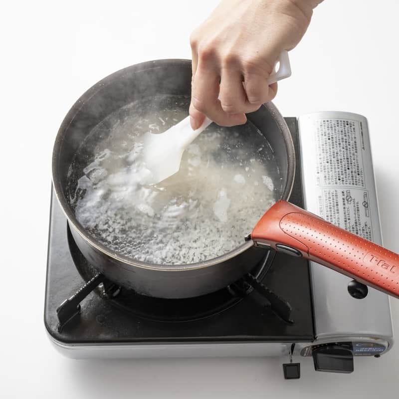 USAライス連合会さんのインスタグラム写真 - (USAライス連合会Instagram)「🥄ガスパチョスープボウル🫑野菜感覚で楽しめるカルローズで簡単!  トマトときゅうりとパプリカを使った野菜ベースのガスパチョは、材料をすべてミキサーにかけて完成、 #カルローズ米 はパスタのように、沸騰したお湯に少量の塩を加えて茹でて使います🍚 茹でる量や時間はお好みに合わせて調節できます。  「 #カルローズ 」は、茹でてもべとつかず、アルデンテの食感がキープできるので、スープの具材としても使いやすく、食べ応えもアップします。  また、冷たくしても美味しいおコメなので、冷製スープとの相性も抜群です✨ 🥄3ステップの簡単レシピ、是非お試しください！  ======================= ガスパチョスープボウル ========================  💜材料（2人分） ・カルローズ 1/2カップ ・トマト 1個 ・きゅうり 1/4本 ・パプリカ（赤）1/8個 ＜A＞ ・にんにく 1/2かけ ・レモン汁 小さじ1 ・塩 小さじ1/2 ・オリーブオイル 大さじ2 ・パン粉 大さじ2 ・水 1/2カップ  💚作り方 【1】たっぷりの沸騰した湯に1％の塩を入れ（水の目安量：おコメ1合に対し約2L）、洗わずにカルローズを入れ、かき混ぜながら10分程ゆでる。ザルにとってお湯をきっておく。 【2】トマト、きゅうり、パプリカはざく切りにし、ミキサーにこれらとAを入れて、なめらかになるまで撹拌する。 【3】ボウルにカルローズを入れ、2を注いで、きゅうりとパプリカの角切り（分量外・適量）を飾る。オリーブオイル（分量外・適量）を回しかける。 . . #カルローズを茹でる #茹でるレシピ #お米を茹でる #カルローズライス #カリフォルニア米 #アメリカ米 #お米料理 #ヘルシーランチ #ガスパチョスープ #サラダライス #冷製スープ #USAライス連合会」5月16日 12時05分 - usa_rice_jp