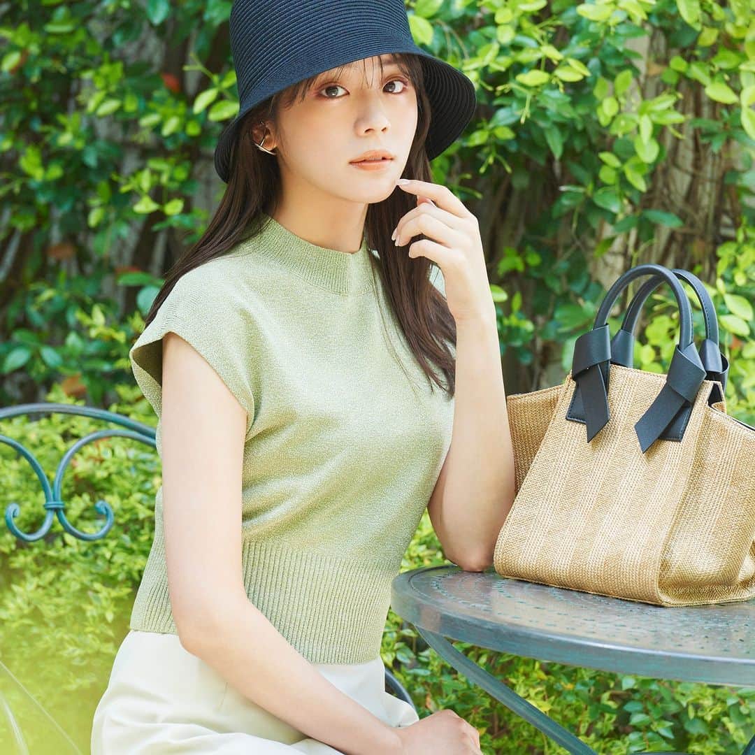 NATURAL BEAUTY BASICのインスタグラム：「貴島明日香さんが素敵に着こなしてくださった 初夏の新作webカタログ、第1弾が大好評公開中♡  ■ウエストマークモックネックニット ¥5,940 tax in size:FR color:クロ/ベージュ/ライトグリーン/オレンジ #0173170551  ■ハイウエストフレアスカート ¥9,900 tax in size:S/M color:ライトグレージュ/ブルー/ネイビー #0173120512  ---------------------------  Classic×Comfort Feat.Asuka Kijima  NBBから初夏を感じさせる NEWコレクションをデリバリー。 ボウタイブラウスにバイカラーのアンサンブルetc. シックなクラシカルアイテムと、 リラクシーなロングワンピやワイドパンツ… 対極的なテイストを融合させた、 フレッシュなスタイリングに注目です。  詳しくは @naturalbeautybasic_official プロフィールのURLより webカタログをチェック♪  #貴島明日香 さん #クロップドニット #ラメニット #ノースリーブニット #ハイウエストスカート #初夏コーデ #夏コーデ #お出かけコーデ  #オフィスコーデ #オフィスカジュアル #通勤コーデ #大人可愛い #カラーコーデ  #着回しコーデ #きれいめカジュアル  #ベーシックコーデ #ベーシック #ナチュラルコーデ #トレンドスタイル #シンプルコーデ #ナチュラルビューティーベーシック #naturalbeautybasic」