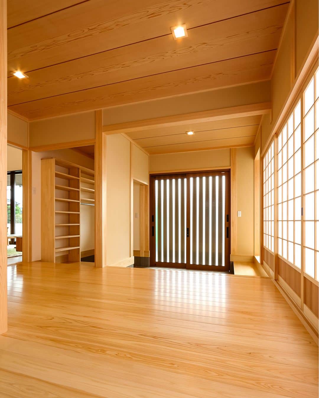 OKOCHI STYLE(香川県) さんのインスタグラム写真 - (OKOCHI STYLE(香川県) Instagram)「ワントーンで統一された廊下 ーーーーーーーーー  香川県で木の家を建てる大河内工務店。 HPでは、施工事例を多数ご紹介しています。 家づくりをお考えの方は【フォトギャラリー】をご覧ください。  ーーーーーーーーー プロフィールからHPへ→ @okochi.komuten ーーーーーーーーー  街角リゾート木きん堂倶楽部のインスタもご覧ください(カフェ&ギャラリー情報)🌟  ーーーーーーーーー @mokkindo.cafe ーーーーーーーーー  #新築 #新築一戸建て #マイホーム #マイホーム計画 #インテリア #注文住宅 #かわいい家 #おしゃれな家 #かっこいい家 #家づくり #工務店だからつくれる家  #暮らしを楽しむ #大河内工務店 #自由設計 #木の家 #木の家づくり #自然素材の家 #香川イベント #香川の家 #香川県工務店 #廊下」5月16日 12時00分 - okochi.komuten
