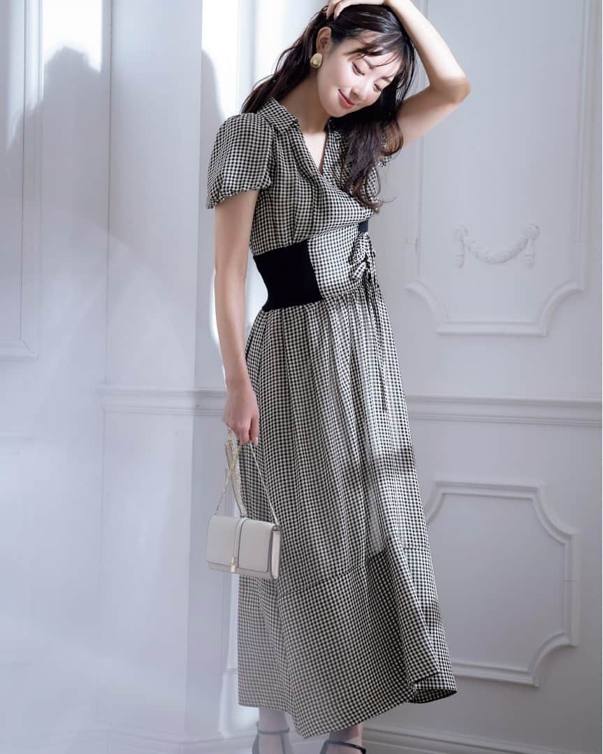 snidelさんのインスタグラム写真 - (snidelInstagram)「日本雜誌美人百花5月號掲載 經典款連衣裙再度登場！ 蓬鬆的袖子塑造恰到好處的豐盈感，裙襬展開的喇叭形輪廓更顯華麗！  高腰古典連衣裙 SWFO232008  Color : CHECK OWHT PNK (BLK網店限定色)  Size: 0, 1   #SNIDEL #SNIDELhk #summer #onepiece #dress #連衣裙」5月16日 12時00分 - snidelhk