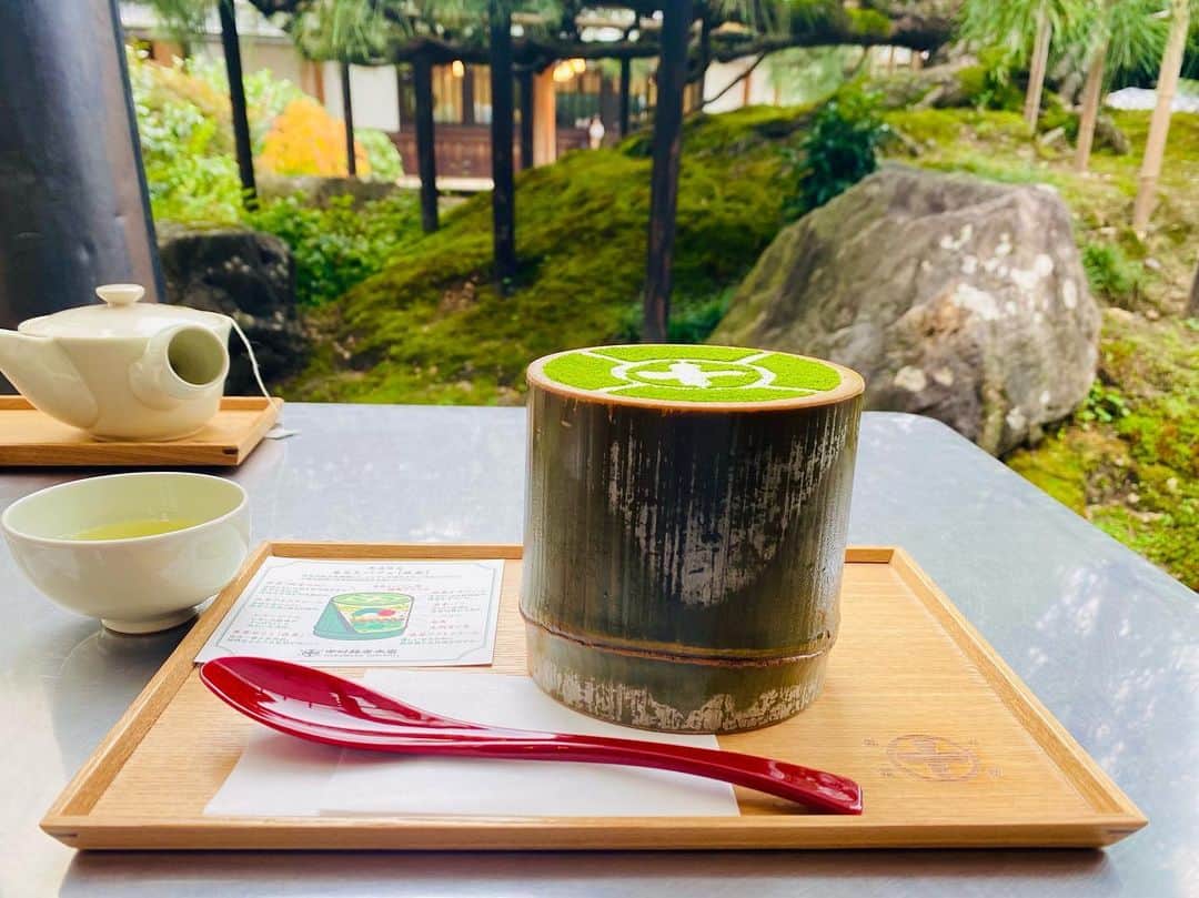 のインスタグラム：「ちゃっかり！！  挽き茶体験の後、 「中村藤吉」さんでスイーツも堪能  竹筒に入ったまるとパフェ (宇治本店限定)  風が気持ちええなぁ〜👒🫧  #京の小話 #地元ぶらり」