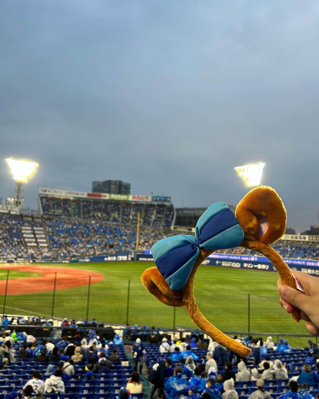 れみぱんさんのインスタグラム写真 - (れみぱんInstagram)「横浜DeNAベイスターズ様にご招待頂き、 ホームゲームの横浜スタジアムで横浜DeNAベイスターズ vs読売ジャイアンツの野球観戦✌🏻⚾️ : 現地での野球観戦は初めてだったので大興奮☺️⚾️ この日は生憎のお天気だったけどすごく楽しめました！！ : 今回は、 5月19日〜21日まで開催される女性ファンを対象にしたイベント「YOKOHAMA GIRLS☆FESTIVAL 2023 」で 女性の来場者を対象に女性全員が貰える「2023年デザインのスペシャルユニフォーム」を特別にお借りしました☺️💗 めちゃくちゃかわいい🫶🏻💗 : スペシャルユニフォームの他にも女性が楽しめる催しが盛り沢山みたいなので是非この機会に「ハマスタデビュー」してみてね⚾️ : かわいいユニフォームで応援モチベーションも上がって友達と大盛り上がりました！ やっぱりスポーツは現地で観戦するとより一層面白いね！！ また絶対ハマスタに野球観戦しに行こーっと☺️⚾️ : #baystars #ガルフェス #MyFirstHAMASTA #PR」5月16日 12時03分 - lemipanna