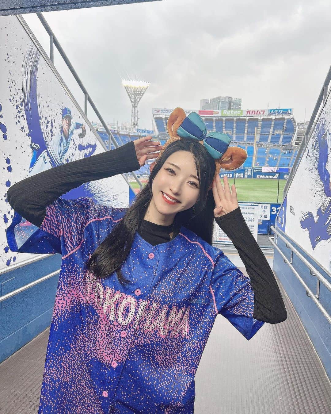 れみぱんのインスタグラム：「横浜DeNAベイスターズ様にご招待頂き、 ホームゲームの横浜スタジアムで横浜DeNAベイスターズ vs読売ジャイアンツの野球観戦✌🏻⚾️ : 現地での野球観戦は初めてだったので大興奮☺️⚾️ この日は生憎のお天気だったけどすごく楽しめました！！ : 今回は、 5月19日〜21日まで開催される女性ファンを対象にしたイベント「YOKOHAMA GIRLS☆FESTIVAL 2023 」で 女性の来場者を対象に女性全員が貰える「2023年デザインのスペシャルユニフォーム」を特別にお借りしました☺️💗 めちゃくちゃかわいい🫶🏻💗 : スペシャルユニフォームの他にも女性が楽しめる催しが盛り沢山みたいなので是非この機会に「ハマスタデビュー」してみてね⚾️ : かわいいユニフォームで応援モチベーションも上がって友達と大盛り上がりました！ やっぱりスポーツは現地で観戦するとより一層面白いね！！ また絶対ハマスタに野球観戦しに行こーっと☺️⚾️ : #baystars #ガルフェス #MyFirstHAMASTA #PR」