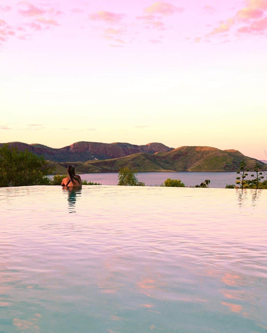 フェリシティー・パルマティアーのインスタグラム：「Name a better infinity pool… I’ll wait  📍@lakeargyle @westernaustralia #WAtheDreamState #AustraliasNorthWest #SeeAustralia #ComeSayGDay #MagicKimberly」