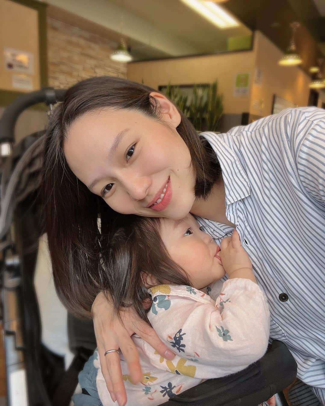 工藤采佳さんのインスタグラム写真 - (工藤采佳Instagram)「先日は母の日でしたね🤱💐✨ 母親にしてくれた娘に感謝😇💕 そして、私を産んでくれた母に感謝🥹🫶🏻  ここ最近はイヤイヤ期の前兆なのか、 自己主張が激しくなって来て時々怪獣になる🦖ガォー  でも急にじゃなくて徐々にって感じで、 私もそれに徐々に慣れいかねば！ と只今メンタル強化中でございます💪🔥  もともと自分自身、気が短いタイプやけど、 母親になってだいぶ丸くなった気がしてます(笑)  子育てしてると毎日毎日、予期せぬハプニングが起きるけど 一喜一憂せず、どしっと構えられるような母親になりたい！ （現実はテンパってばっかりやけどね😂）  眠たい娘とカフェでのんびりな一日でした📷🌱✨  #母の日#娘とデート#女の子#イヤイヤ期#甘えん坊 #一歳#mothersday#love#baby#kids#happy」5月16日 12時08分 - kudo__ayaka