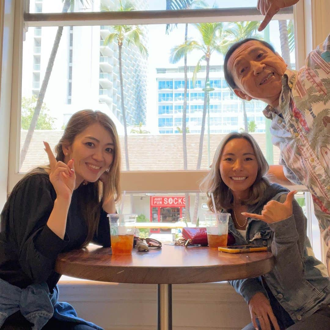 Ken Harakumaさんのインスタグラム写真 - (Ken HarakumaInstagram)「Aloha❣️ ワイキキビーチ @themoanasurfrider の @honolulucoffee でMariちゃん @mariyokomaku と、Ryokoちゃん @ryoko_da_beachpeach808  と3人でお茶❣️ ハワイはいつ来ても楽しいですね❣️ #ワイキキ  #ケンハラクマ  #ryt200  #ryt500  #hangloose  🏄🌴🌺👙 🤙🤙🤙❤️」5月16日 12時08分 - kenharakuma