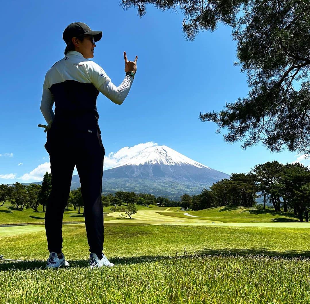 成田美寿々のインスタグラム：「天気最高☀️☀️☀️ ドライバー調子いいわあ🥰🥰 #ゴルフ #ゴルフ女子 #ブラックアンドホワイト #richardmille  #eyevol #ニューエラ」