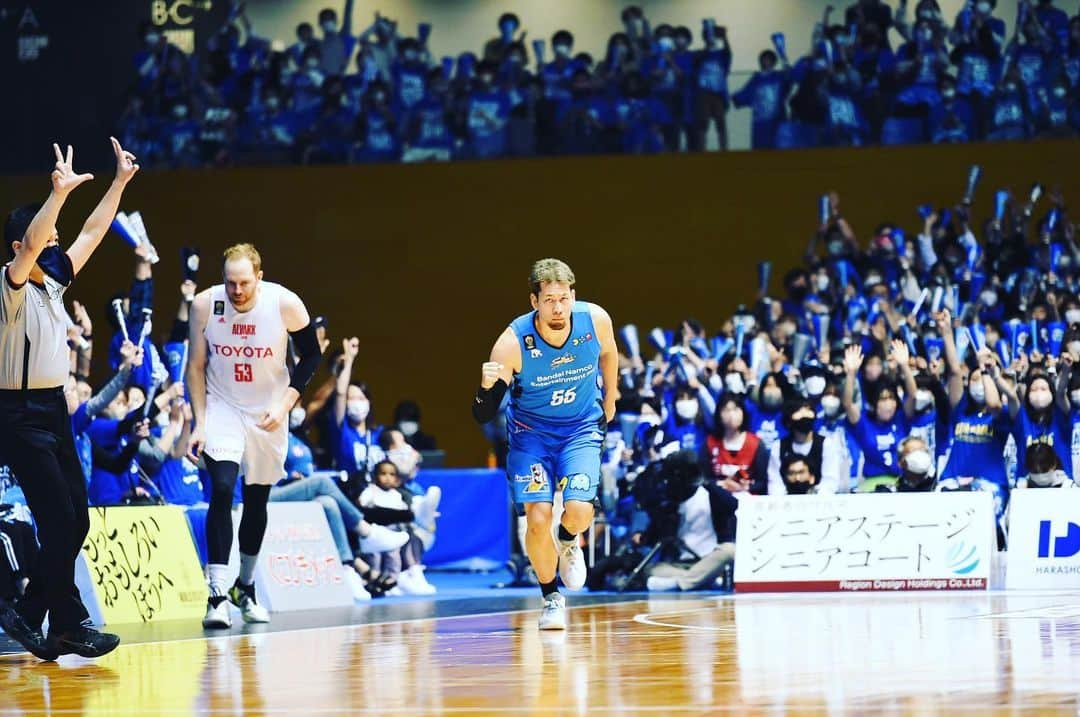 谷口大智さんのインスタグラム写真 - (谷口大智Instagram)「初めてのCSは自分が求めた結果になりませんでした。 悔しいのは当然だし寝れませんでした。  ただずっとその中で考えてました。 バスケットというスポーツを最高に楽しみながら全力でCSでプレーできた事、覚悟を決めるってこういう事なんだろうな。と。 アルバルク関係者の皆さんおめでとうございます。  大怪我なくシーズンを戦えたのはチームスタッフの日頃の力があったから。 そして自分のプレースタイルを活かしてくれたコーチ陣にも感謝してます。  何よりチームメイトたちのバスケに向き合う姿勢は本当にこの1年を通してリスペクトでした。 厳しい事もくだらない笑い話も含めて話す。俺はこのチームメイトたち全員大好きです😌  最後にシーズン通してずっと背中を押してくださった島根ブースターの方々。 最高のブースターですよ😁👍  ありがとうございました。  #島根一丸 #島根スサノオマジック」5月16日 12時23分 - daichi0055