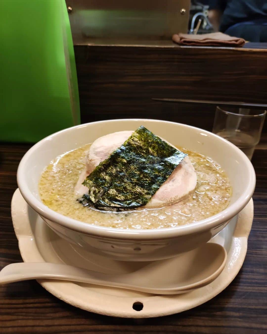 つけMen野郎のインスタグラム：「こってり正油 らーめん屋 盛 久しぶりの盛。一条流イズムが近くにあるのは嬉しい。こってり正油。背脂のコクとキレのあるスープで喰わす。大判のチャーシューは2枚入りで、とろける仕上がり。やはり行徳の十一代目を思い出させるなぁ。行徳のがんこも食べたくなるような懐かしみの一杯でした。」