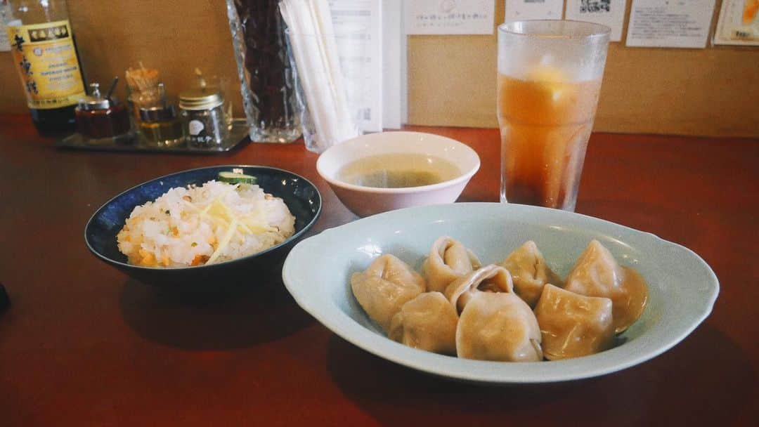 泉侑里さんのインスタグラム写真 - (泉侑里Instagram)「🥟 .  美容と健康にも優しい♡ ミシュランガイドに8年連続掲載！餃子専門店 「#按田餃子 」  ーーーーーーー  按田餃子は、代々木上原に2店舗と 二子玉川に1店舗ある水餃子専門店。  今回は「美味しい餃子を食べに行こう。」ということで、 ランチに代々木上原の本店へ。 中国の古い食堂のような可愛いたたずまいにキュン🥹💖 １時間弱並びました。  【水餃子定食】  4種類の餃子を2個ずつ味わえる「水餃子定食」と 自家製クラフトコーラを使用したコークハイをオーダー🫶✨ 具は国産の鶏と豚、自家製の皮は有機ハトムギ配合で、 美味しくてヘルシーな水餃子を提供しています。  ハトムギには美肌効果や血液浄化に効果があるそう✨  4種類の中で推し餃子は、 エスニックな風味とスパイシーな印象がある 「豚 カレー風味と人参」！！  他の種類は「鶏 白菜と生姜」「鶏 香菜と胡瓜」「豚 大根と搾菜」全体的にエスニック系の味が好きな方には刺さるお味かな〜と思いました👍 . 按田餃子 はテイクアウトやオンラインショップでの 購入も可能です 。ぜひ一度お試しあれ！ ____________________________  📍 東京都渋谷区西原3-21-2 1F 🚃小田急小田原線 代々木上原駅東口より徒歩2分  ⏰ [月～金]10:00～22:00(L.O 21:30) [土・日・祝]9:00～22:00(L.O 21:30) ___________________________  いいね＆ブクマでチェック☑️  沢山神奈川県内のスポット•グルメを 紹介しています🌱 ☞ @jobcaree  ___________________________  #代々木上原グルメ #代々木上原ランチ #代々木上原ディナー #東京グルメ #東京ランチ #餃子部  #東京ディナー #餃子 #水餃子 #gyouza #ラゲーライス #キクラゲジュース #麻婆豆腐」5月16日 12時21分 - imirixoxo