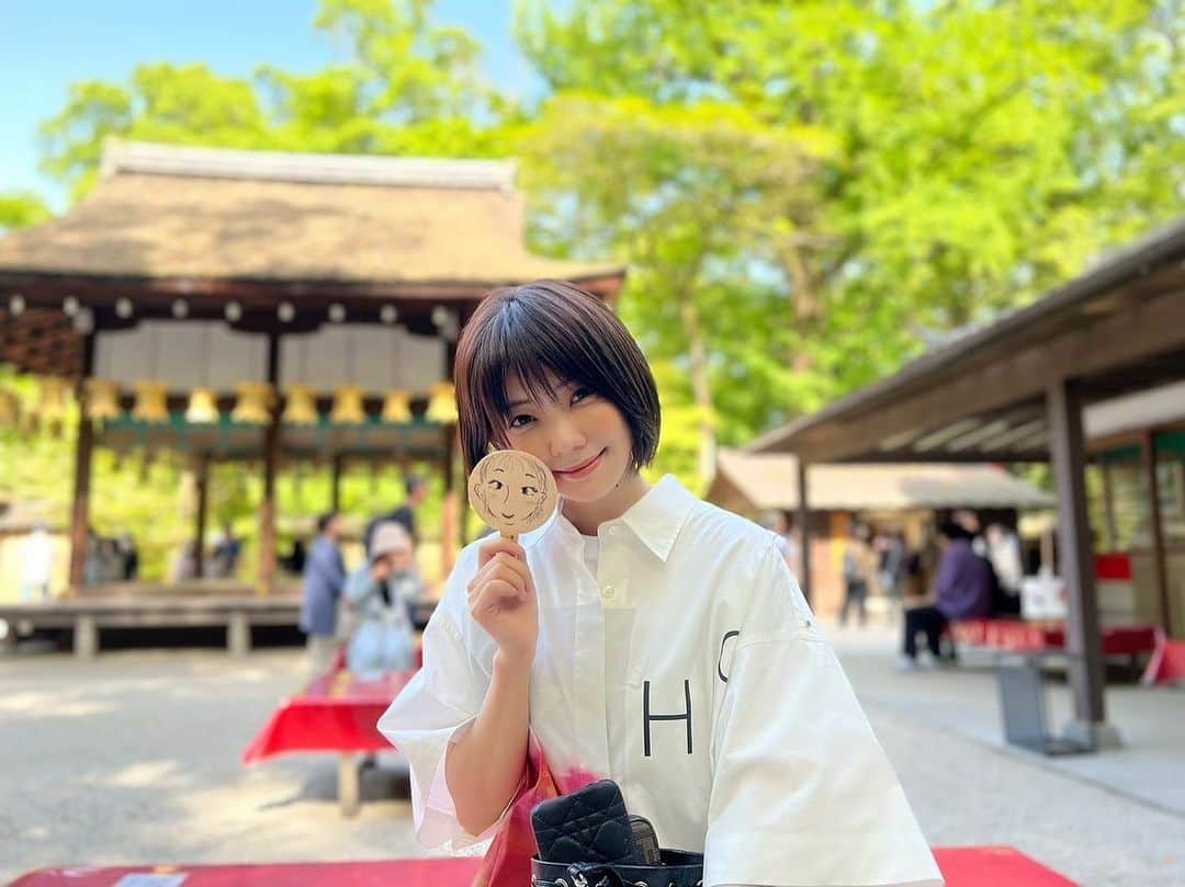 倉科カナのインスタグラム：「下鴨神社と河合神社に伺いましたー！ 美人になるという神社。  手鏡の形の絵馬にメイクアップして願いを書いて奉納☺️  途中、、 マネージャーさんが早速、ご利益にあずかり、、女神の様になりました。  そして、大吉だ！」