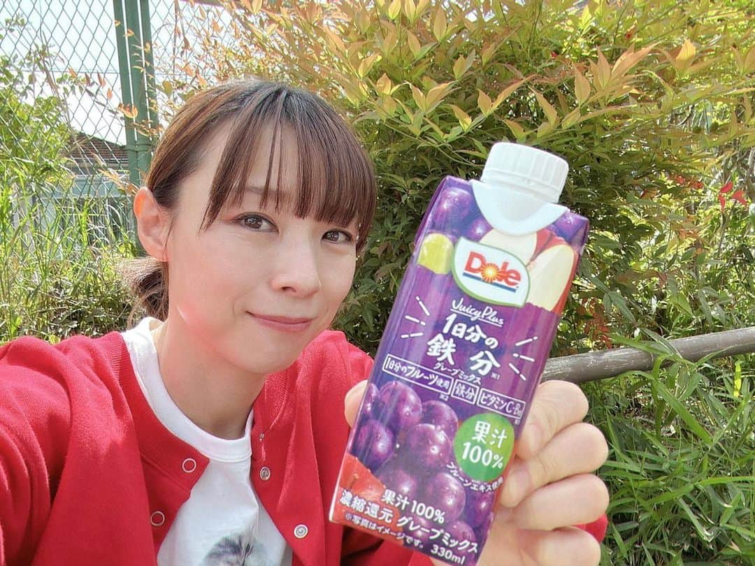 江原千鶴（エハラチヅル）のインスタグラム：「美羽が中学生になったから、朝が早くなってみんな出る時間も違うからバタバタ〜💦  ゆっくり食べる暇が無いので、バッグに飲み物を忍ばせて、とわくんと朝活へ💨  春に新発売された「Dole®︎ Juicy Plus」は鉄分やマルチビタミンが手軽に摂れるし、特に鉄分は日頃から気にして摂取してるから嬉しい♪  果汁100%だから果物を食べてるみたいに美味しい〜❤️  夏で2歳になるとわくん、髪も増えて顔つきも変わってきた❣️ 鼻歌を歌いながら1人で上手に遊んでいます😊  #JuicyPlus #Dole #わたしにいいこと #鉄分 #ビタミン #果汁100パーセント #PR」