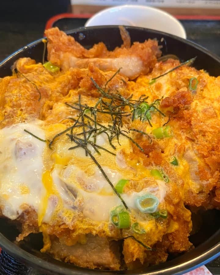 藤原季節のインスタグラム：「イキウメ初日です。 快晴！カツ丼！あらすじ！  【人魂を届けに】 人魂となって極刑を生き延びた政治犯は、小さな箱に入れられて拘置所の片隅に置かれている。 時々箱から聞こえる囁きは周囲の者を当惑させた。 扱いに困った当局は恩赦として、その魂を放免することにした。 生真面目な刑務官の八雲は、その魂を母親に届けようと思い立つ。 山鳥（やまどり）と呼ばれる母親は、樹海のような森の奥で、ひとり隠遁生活をしているという。 八雲は箱入りの魂を持って山鳥を訪ねた。 その家では、傷ついた者たちが身を寄せ合うように暮らしていた。 彼らや山鳥と話すうちに、八雲もまた、自らの物語を語りはじめる」