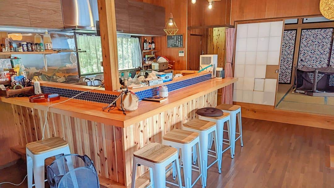SUUMO公式アカウントのインスタグラム：「【友人３人で別荘をシェア!?】 友人たちと共同で山梨県の400万円庭付き中古一戸建てを購入した堀田さん🤸‍♂️💰 畑いじりやサウナづくりなど、それぞれがやりたいことにトライ🍀 現在もDIYで大人の秘密基地に改造中なのだとか👀  いくつになっても秘密基地って憧れますよね✨  取材協力・写真提供📷／堀田さん  🏘SUUMOジャーナルより https://suumo.jp/journal/2022/10/13/190517/  🏘プロフィールはこちらから♪ @suumo_official  #シェア別荘 #別荘 #大人の秘密基地 #DIY＃SUUMO #SUUMOジャーナル ＃新築一戸建て #秘密基地 #サウナ作り #DIY #別荘ライフ #サウナDIY #山梨 #サウナー #sauna #サ活 #休日 #手作りサウナ #diyサウナ #diyサウナ小屋 #別荘暮らし #別荘建築 #別荘生活」