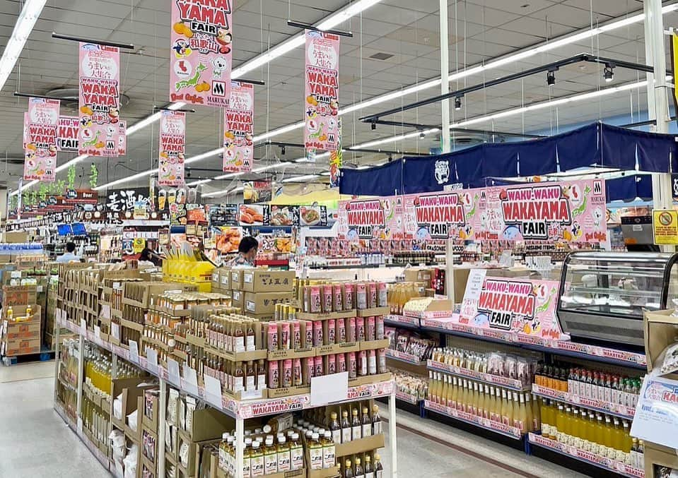 和歌山県食品流通課さんのインスタグラム写真 - (和歌山県食品流通課Instagram)「米国ハワイのドン・キホーテ系列で「和歌山フェア」が4月末から開催されています！  県内22事業者、約70種類の商品を、６月末にかけて、ハワイのドン・キホーテ、タイムズ・スーパーマーケット、マルカイ・ホールセール・マート7店舗で販売しています。お客様からは「美味しい」「珍しい」「懐かしい」といった嬉しいお声をいただいております！  和歌山県産品の魅力が世界に伝わりますように✨   #和歌山フェア  #おいしく食べて和歌山モール  #なんて素敵な和歌山なんでしょう  #和歌山県  #wakayama  #insta_wakayama  #おいしい健康わかやま  #tasty_healthy_wakayama」5月16日 12時39分 - tasty_healthy_wakayama