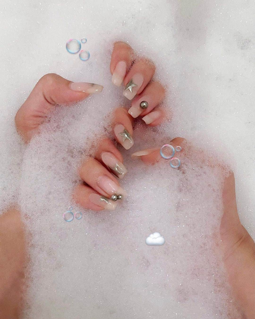 中島奈津希のインスタグラム：「🫧☁️🧺 ⁡ ⁡ ⁡ 時々無性にしたくなる シンプルネイル💅🏻🫧 ⁡ いつもカラフル多めだから たまにやるシンプルネイルが 可愛くて仕方ないのです🫣🌜🫧笑 ⁡ ⁡ ⁡ ⁡ ⁡ 今回は肌に馴染むベースに ミラーの星とシルバーの球体🫧 、、どうしても星形を入れてみたくて🥹⭐️ ⁡ メンズぽくなりすぎず シンプルだけどインパクトのある ネイルにしてもらった🥹💕💕 ⁡ ⁡ ⁡ ⁡ ⁡ ⁡ ベトナムやら香港やら いろんな場所に行く予定だったから いろんな場所に馴染むネイルにしてよかった♡ ⁡ なほさん(@naaaaa_ho.nail )いつもありがとうございます💅🏻💕 ⁡ ⁡ ⁡ ⁡ 次はカラフルかな🫢🌈？笑 ⁡ ☁️☁️☁️☁️☁️☁️☁️☁️☁️☁️☁️☁️☁️ #nail#squarenails#starnails#ななくる#スクエアネイル#ミラーネイル#メタリックネイル#シルバーネイル#星ネイル#スターネイル#おなつのネイル」