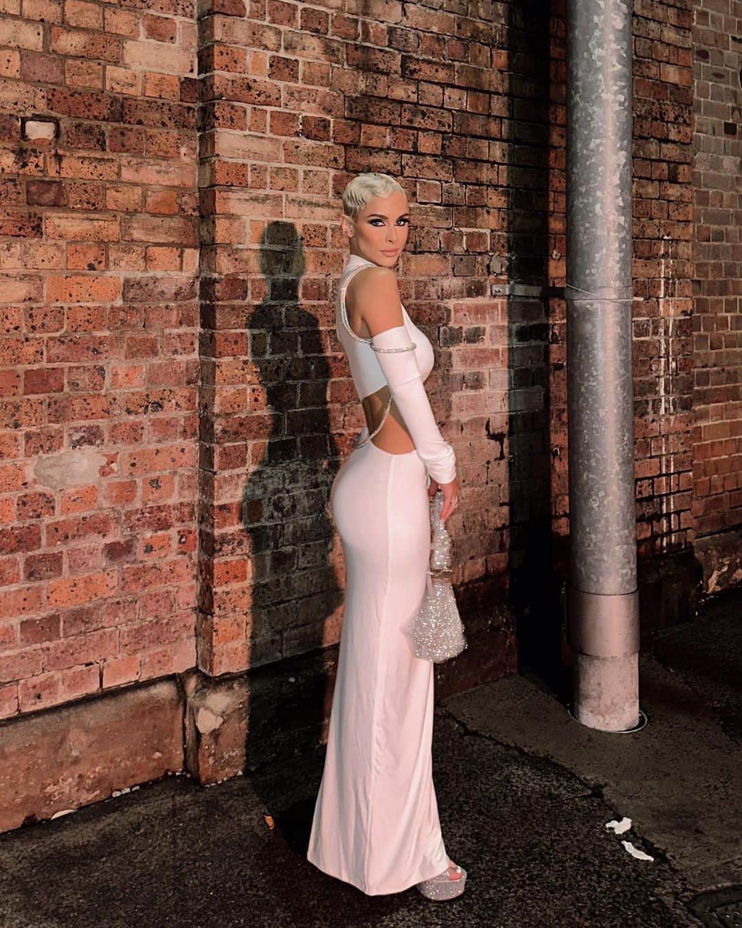 エリー・ゴンサルヴェスのインスタグラム：「day 1 look 2 for @michaellosordo w @porscheaus  mu @alexperrinmua  hair @scottsloan  styled @styledbybloom_  #sydneyfashionweek #fashionweek #ausfashionweek」