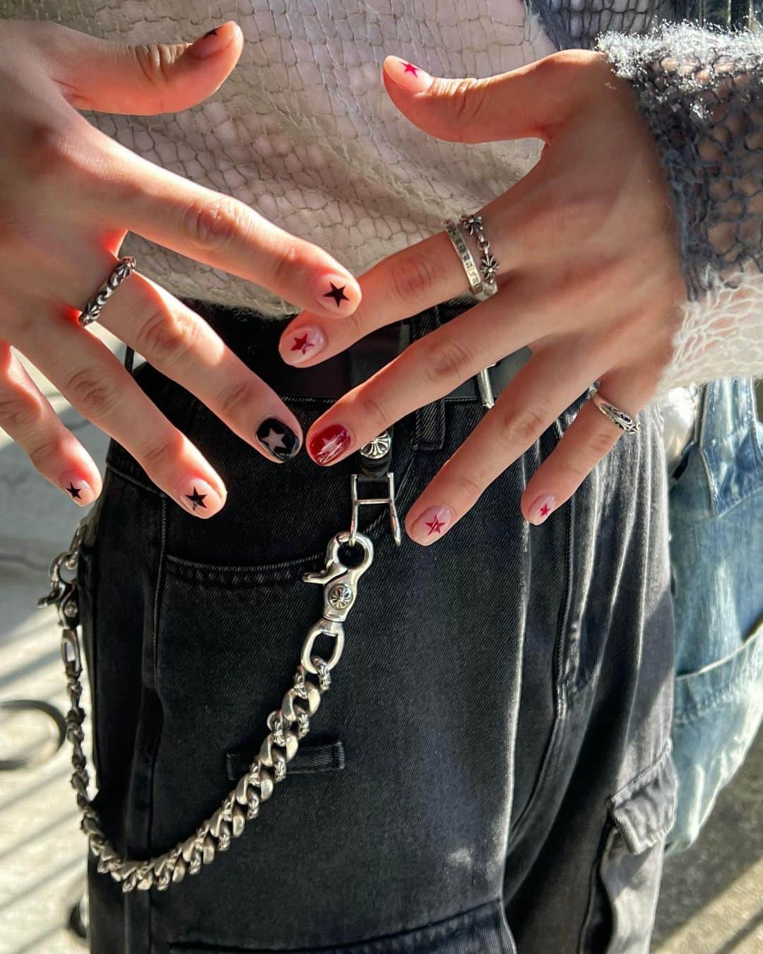まきとんのインスタグラム：「new nails⭐️ いつもありがとうございます！ @yu_mensnail  . . . #nails #nailart #naildesign #nail #naildesigns #starnails #aesthetic #nailart #nailideas #ネイル #ネイルデザイン #メンズネイル #ジェルネイル #星ネイル #chromehearts #walletchain」