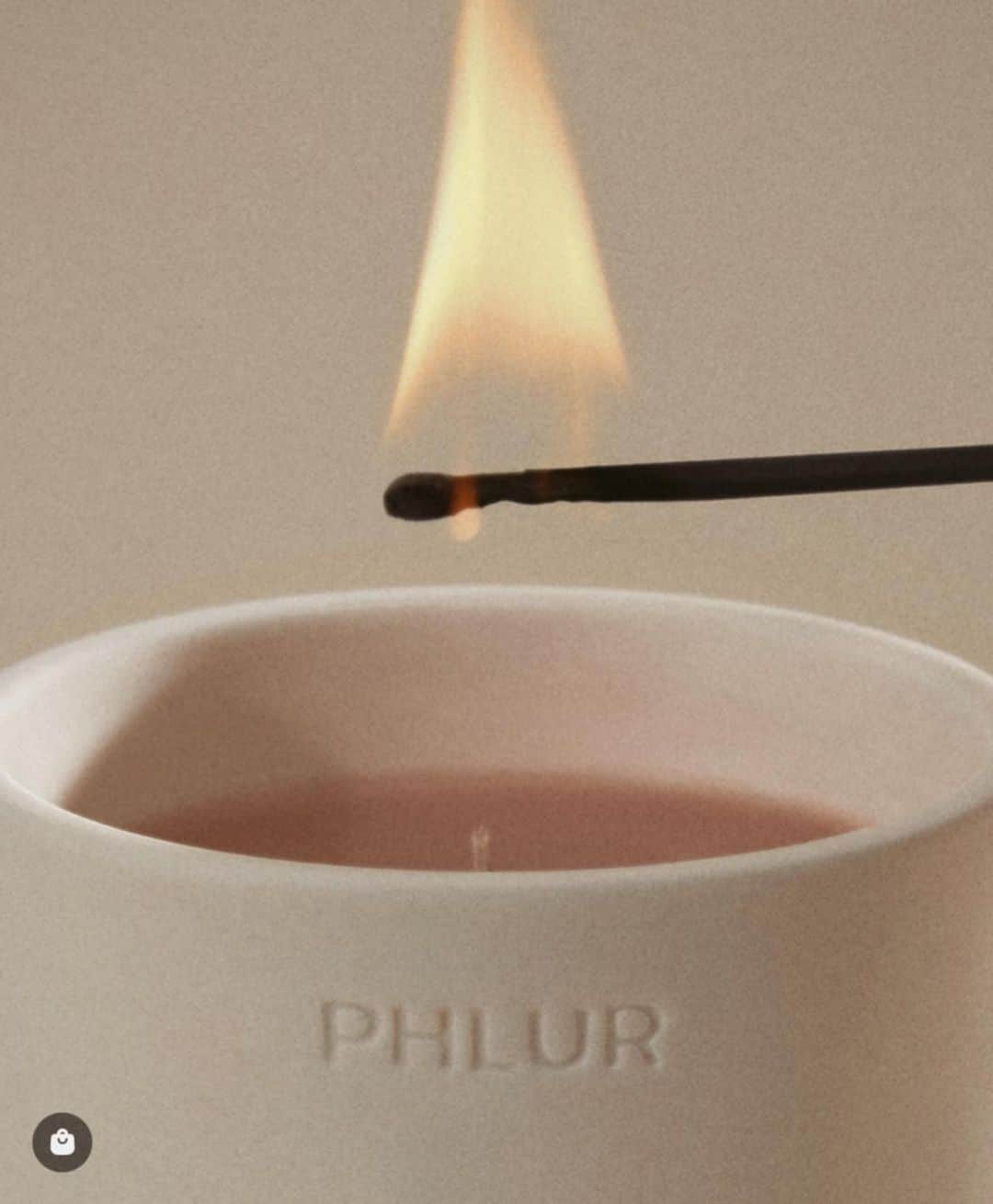 クリッセル・リムさんのインスタグラム写真 - (クリッセル・リムInstagram)「@PHLUR is launching 3 more new candle scents in less than 48 hours on Wednesday! Let’s see how well you know @PHLUR by now….Swipe to see the hints on the scents… can you guess which 3??  🌸🍊🍑 #phlur #phlurfragrances」5月16日 13時07分 - chrisellelim