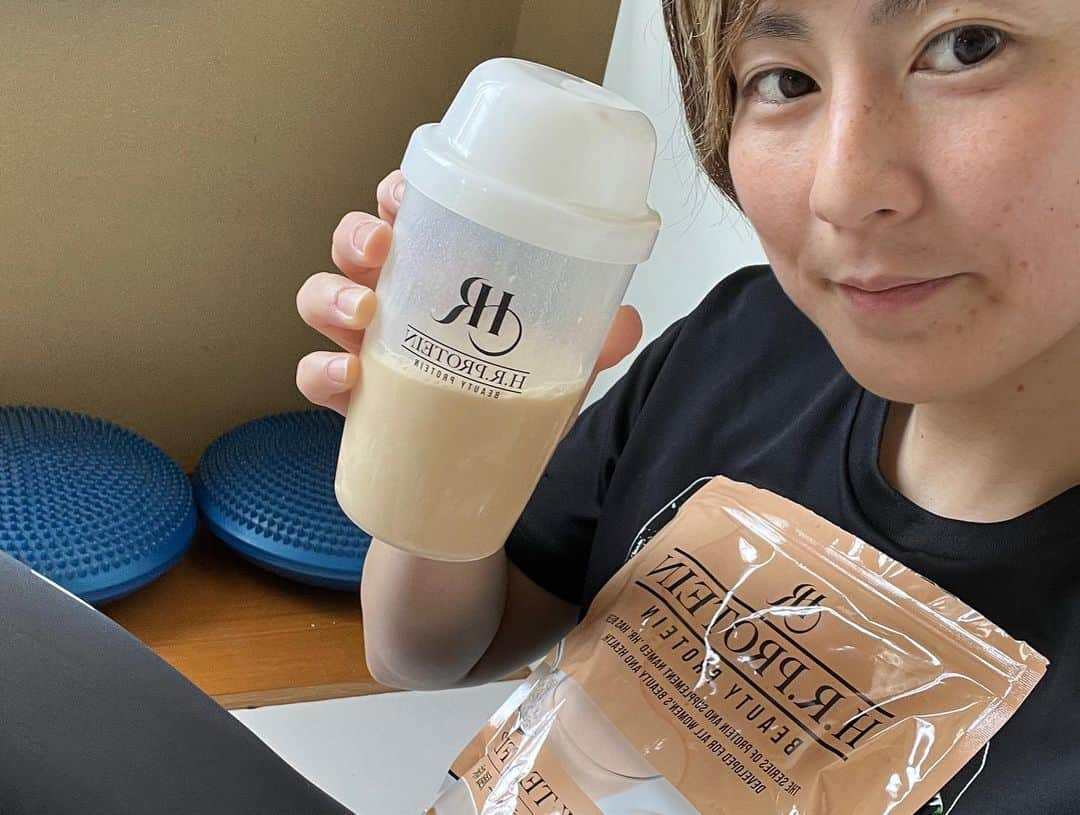 石岡沙織さんのインスタグラム写真 - (石岡沙織Instagram)「. @worldjapanpr  #hrprotein #ハイブリッドプロテイン  . #えんどうまめ と #グラスフェッドホエイ の #ハイブリッド型プロテイン ✨ . えんどう豆のプロテイン、初めて飲んだ〜😍 #人工甘味料不使用 美味しいです♡ . えんどう豆は、アルギニンや鉄が豊富で、腹持ちも良く、大豆アレルギーの人も摂取可能✨」5月16日 13時04分 - saori_ishioka_mma